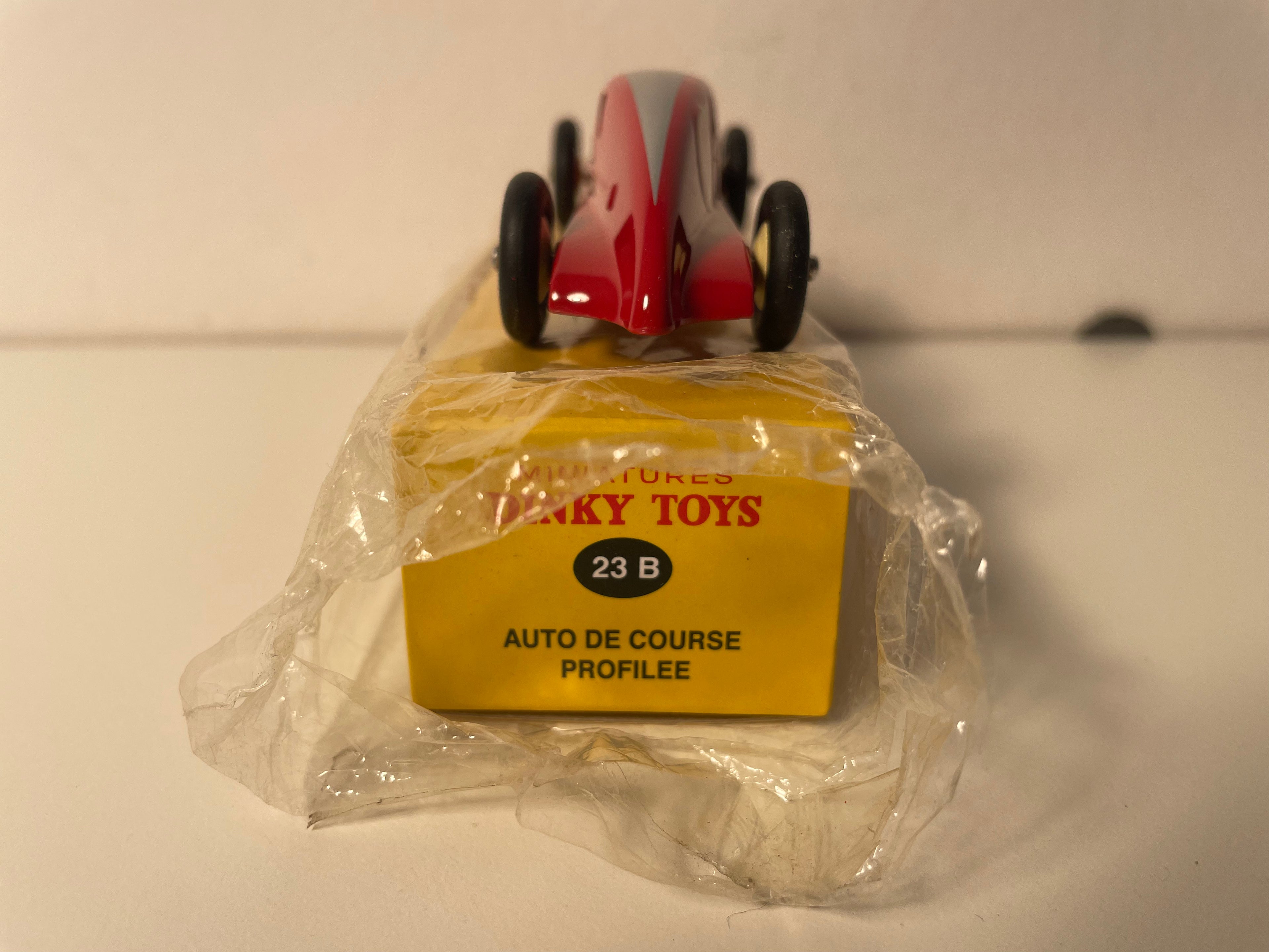 Coche de carreras aerodinámico rojo y gris de Dinky-Toys (Ediciones Atlas)