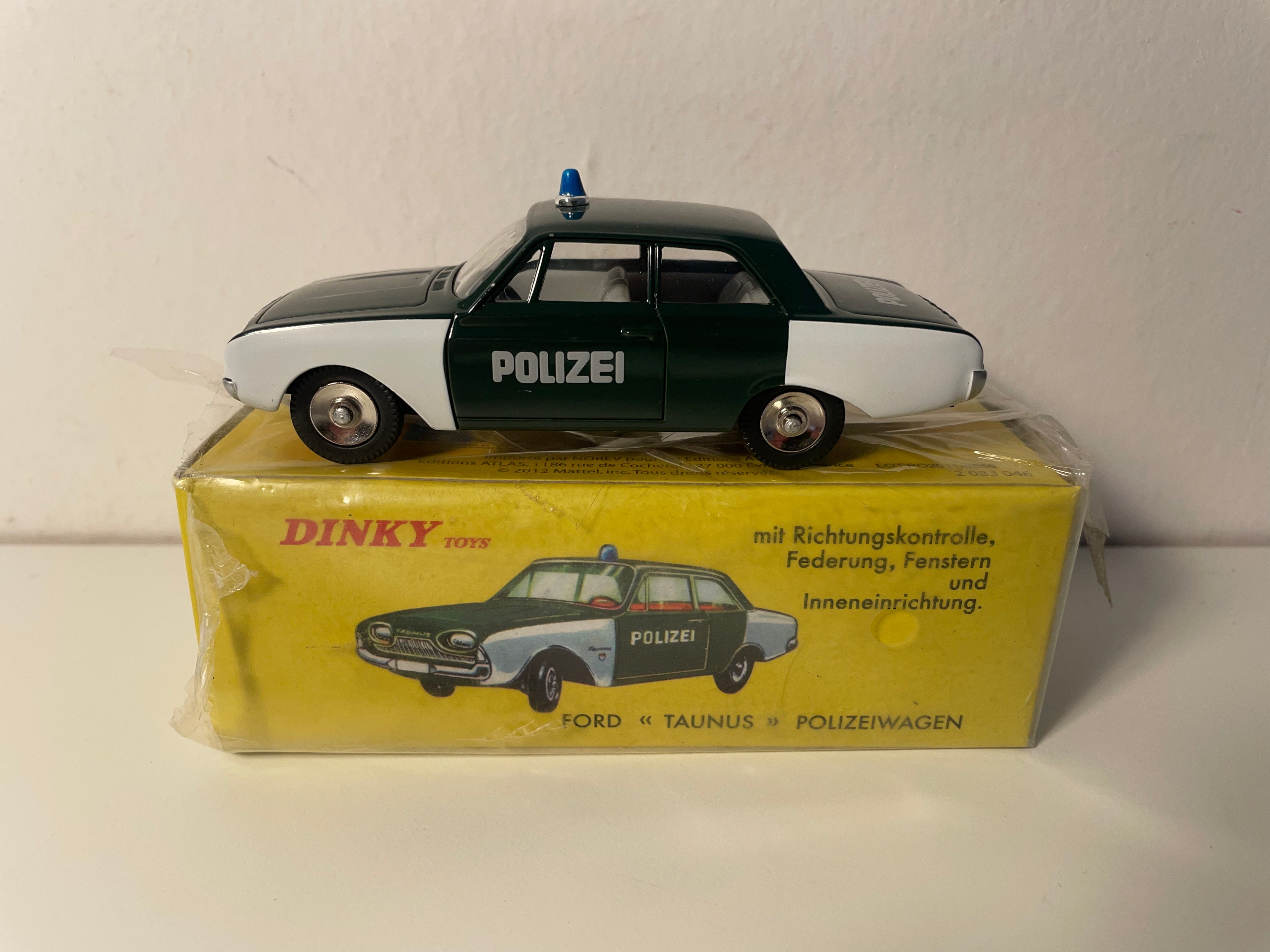 Ford Taunus Policía Dinky-Toys verde y blanco (Ediciones Atlas)