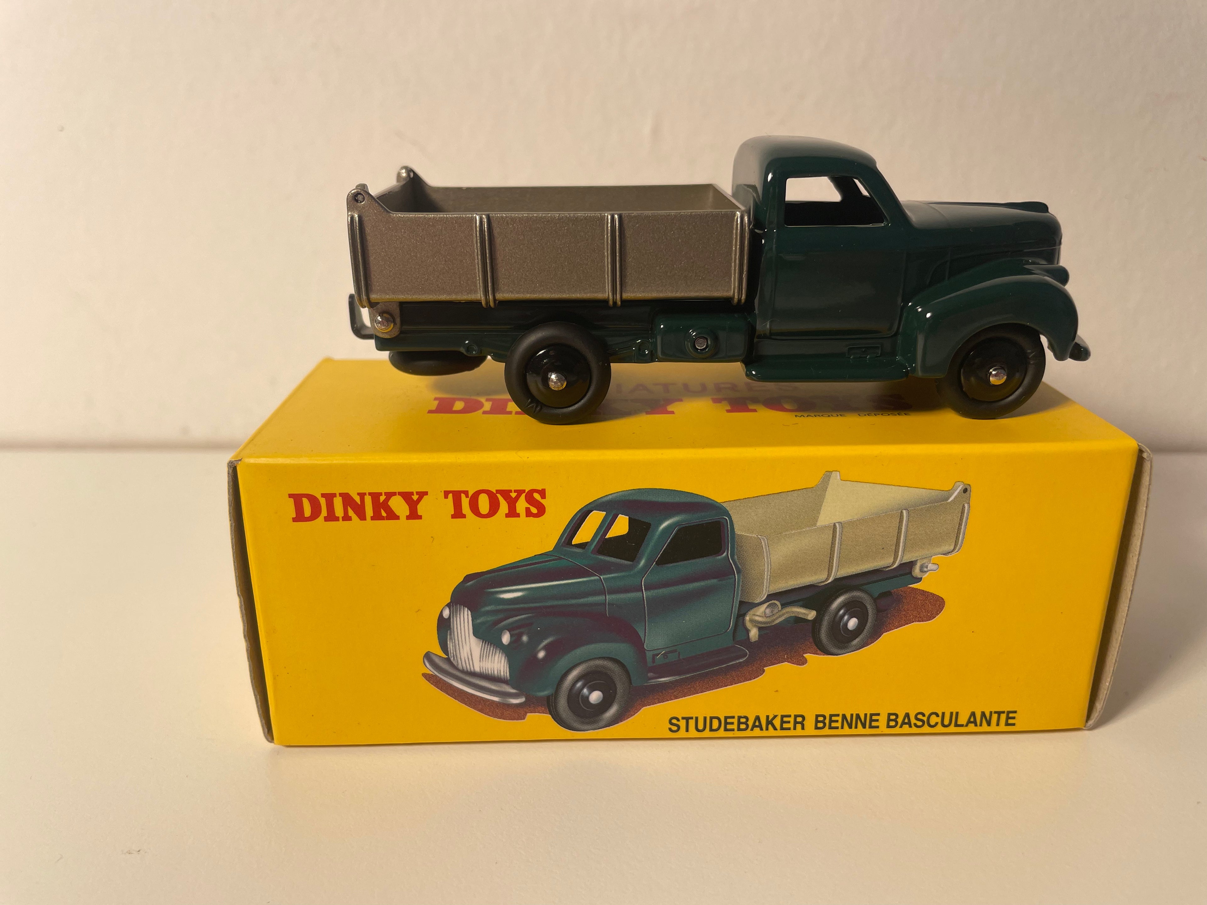 Camion Studebaker vert avec benne basculante Dinky-Toys (éditions Atlas) - N°25 M