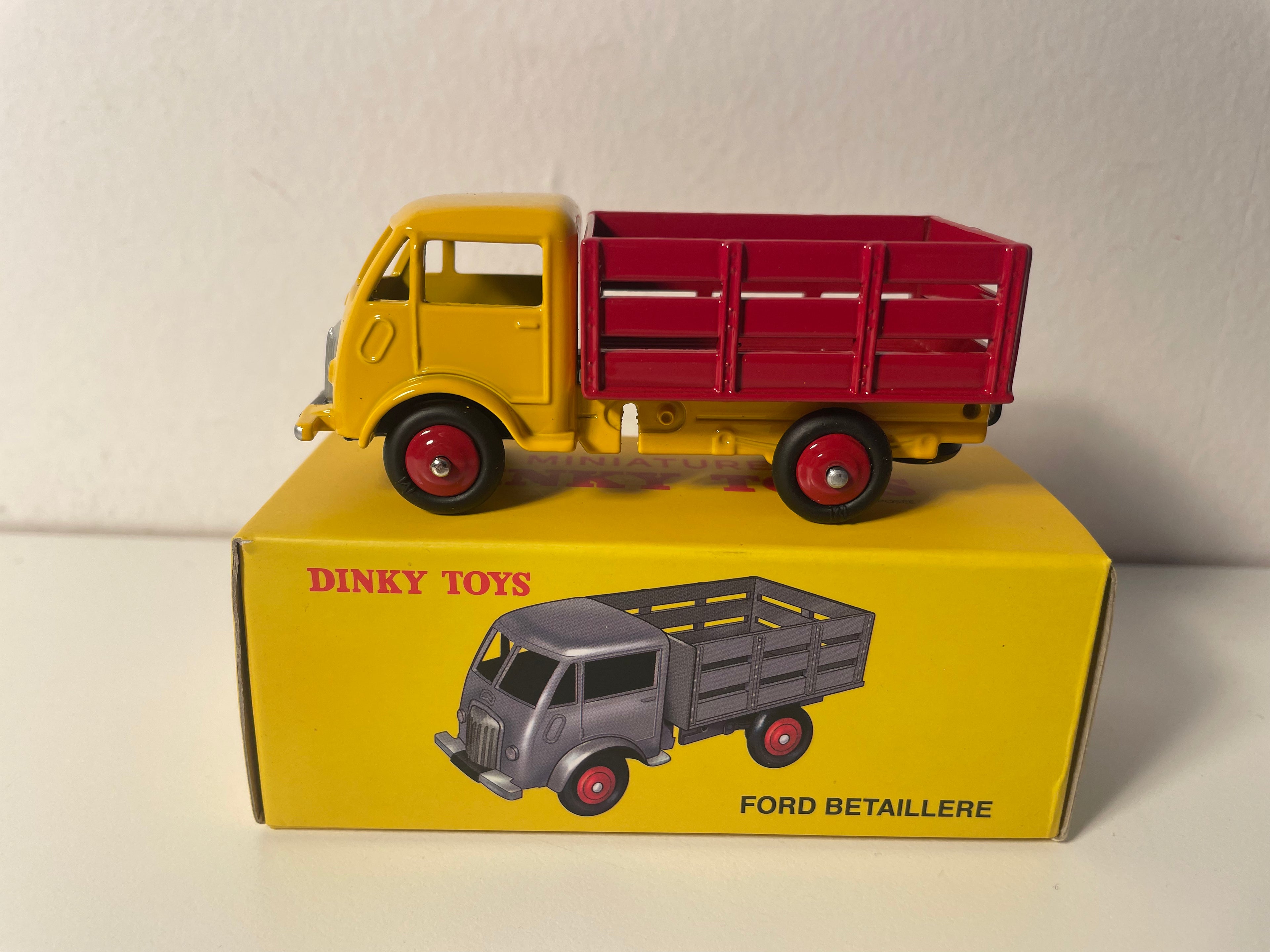 Camión de ganado Ford rojo y amarillo de Dinky-Toys (Ediciones Atlas)