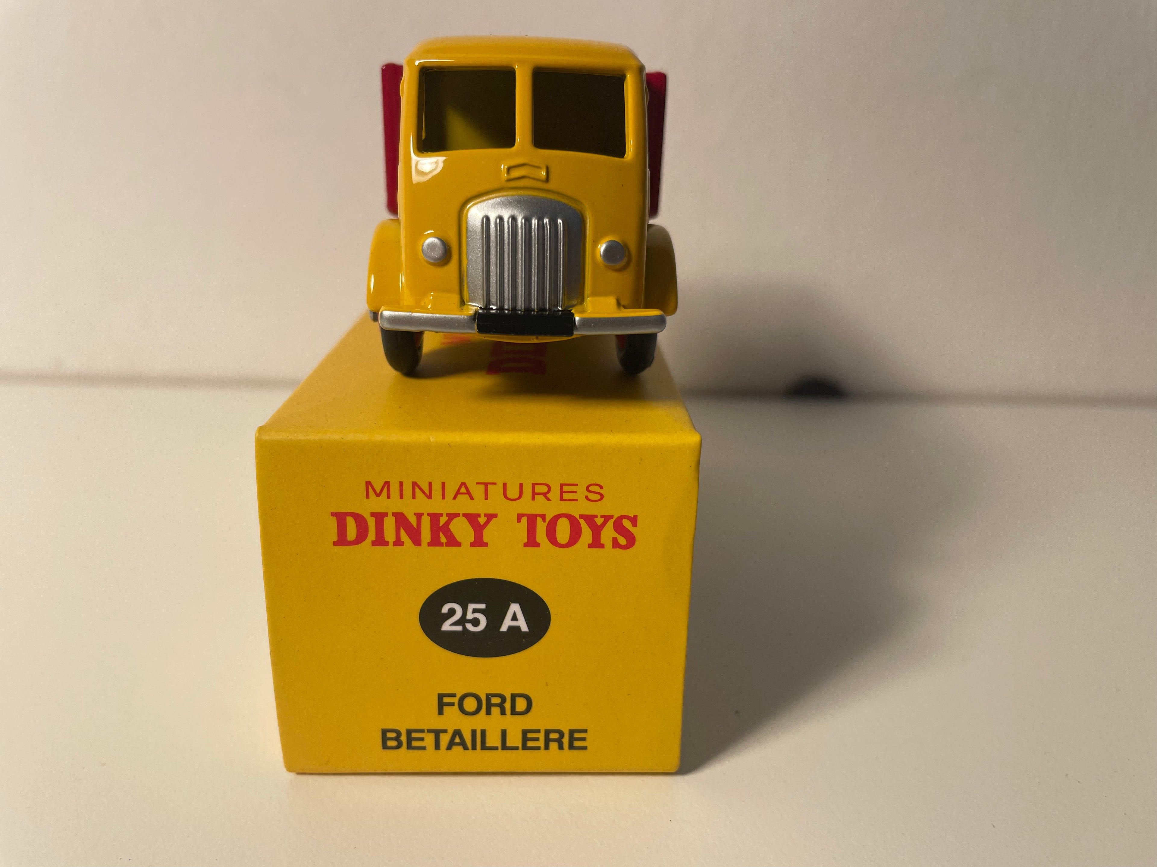 Camión de ganado Ford rojo y amarillo de Dinky-Toys (Ediciones Atlas)