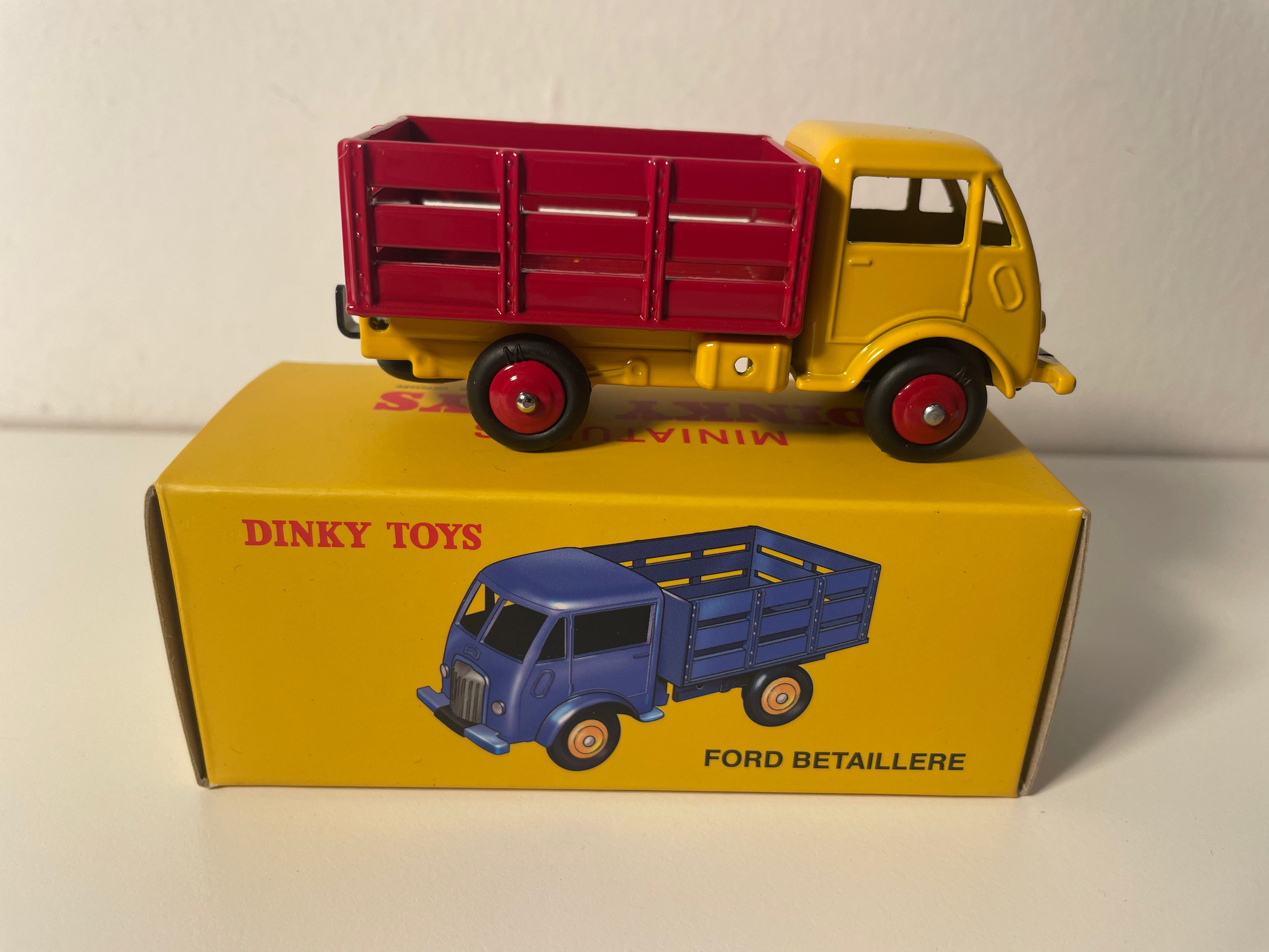 Camión de ganado Ford rojo y amarillo de Dinky-Toys (Ediciones Atlas)