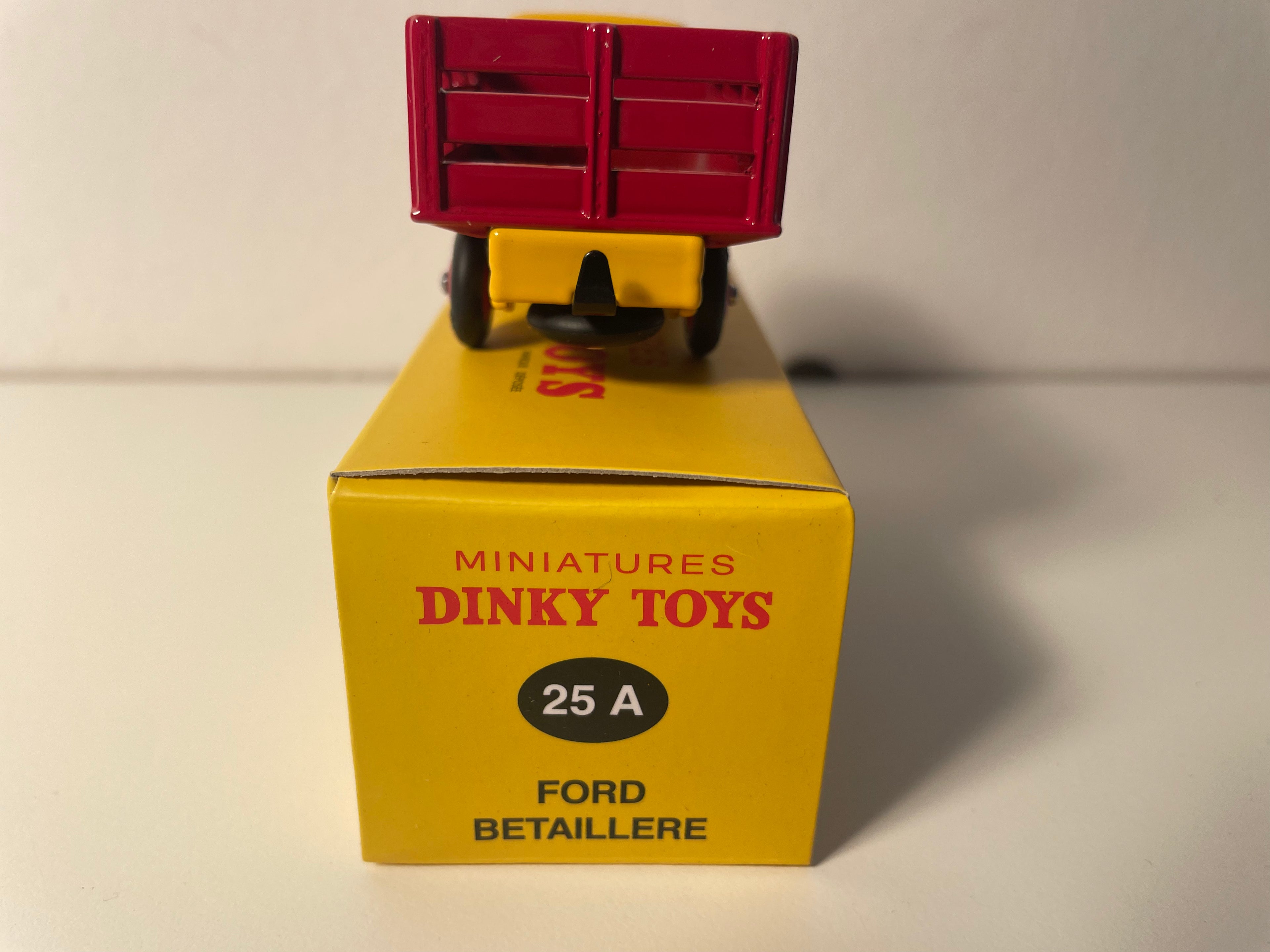 Camión de ganado Ford rojo y amarillo de Dinky-Toys (Ediciones Atlas)