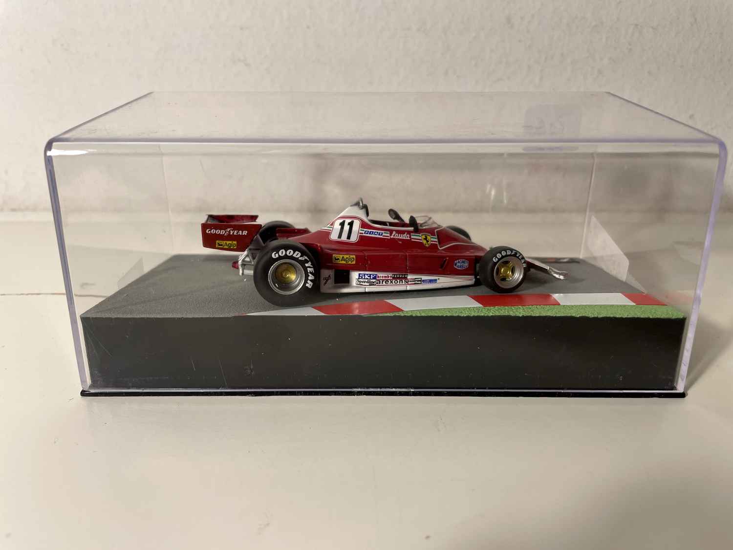 Ferrari 312 T2-1977 rouge numéro 11 - Formule 1 - grand prix du Brésil de 1977 (Niki Lauda)