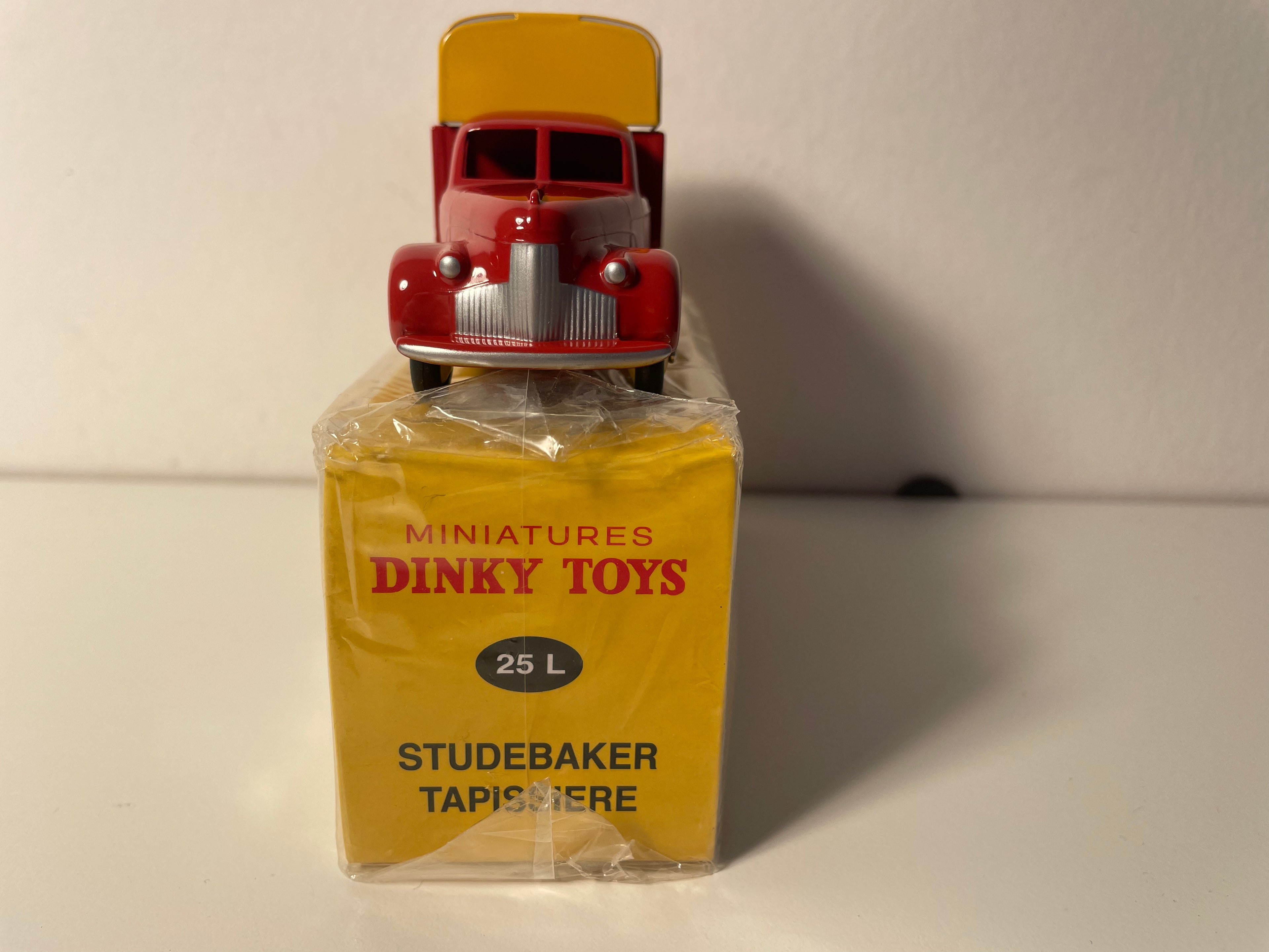 Camion Studebaker Tapissière rouge et bâche jaune Dinky-Toys (éditions Atlas) - N°25 L