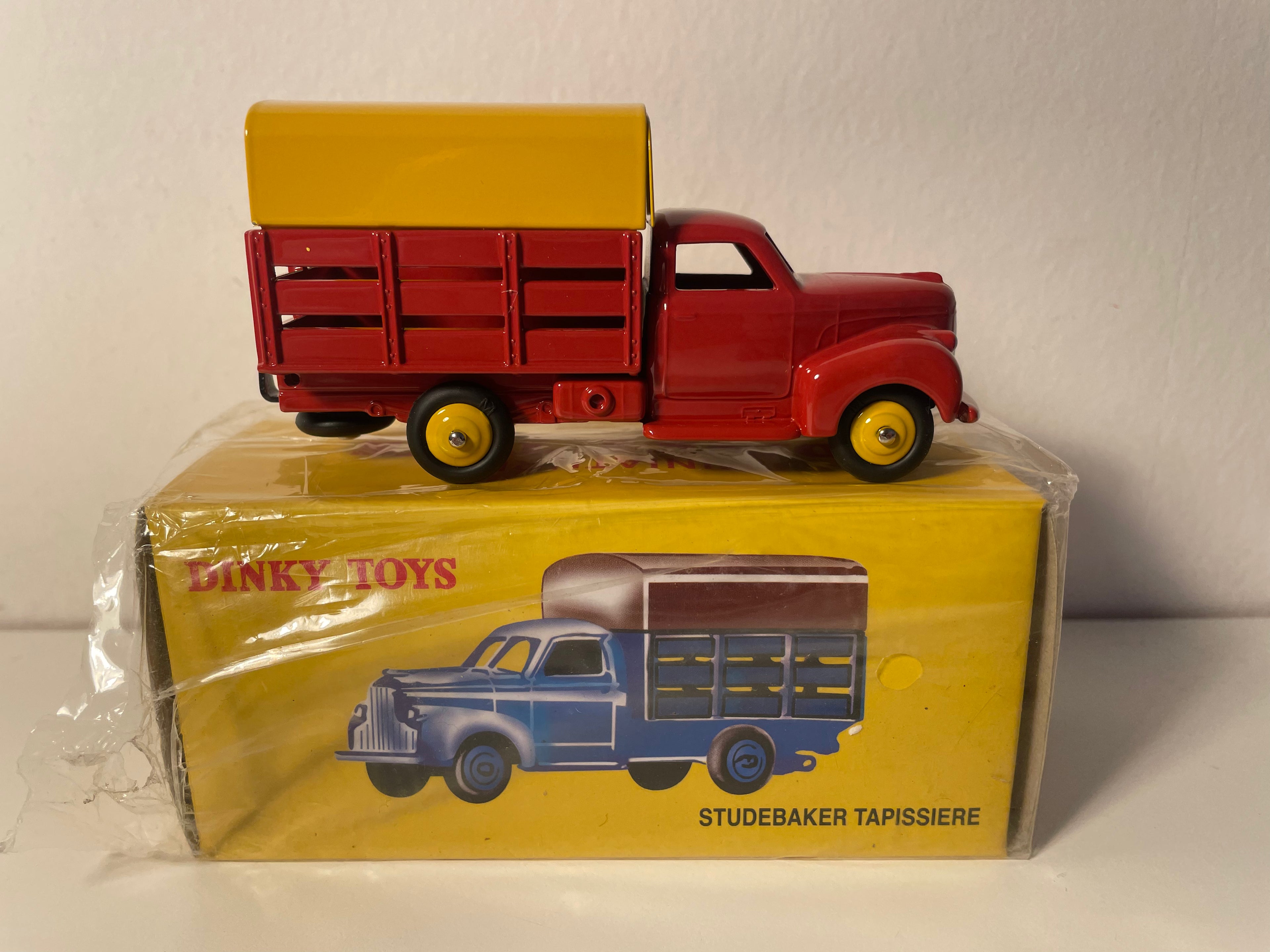 Camion Studebaker Tapissière rouge et bâche jaune Dinky-Toys (éditions Atlas) - N°25 L
