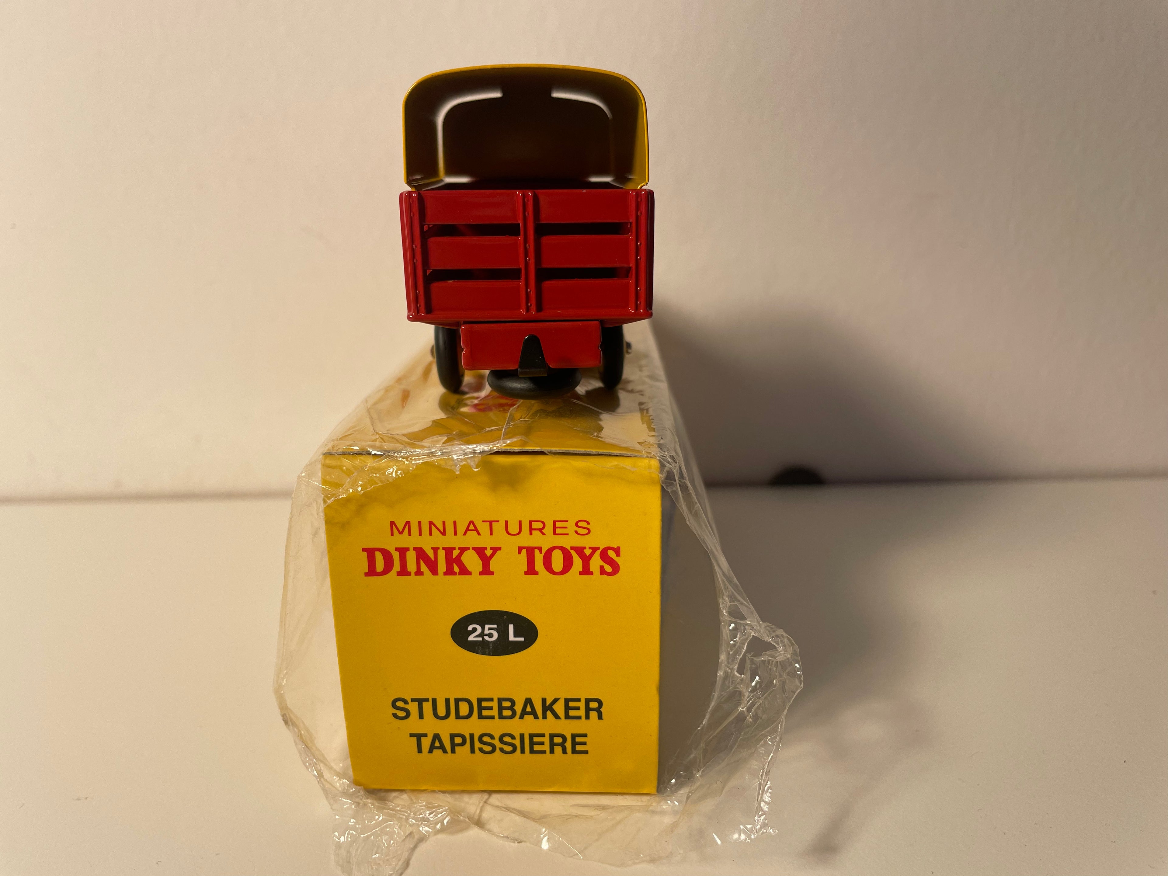 Camion Studebaker Tapissière rouge et bâche jaune Dinky-Toys (éditions Atlas) - N°25 L