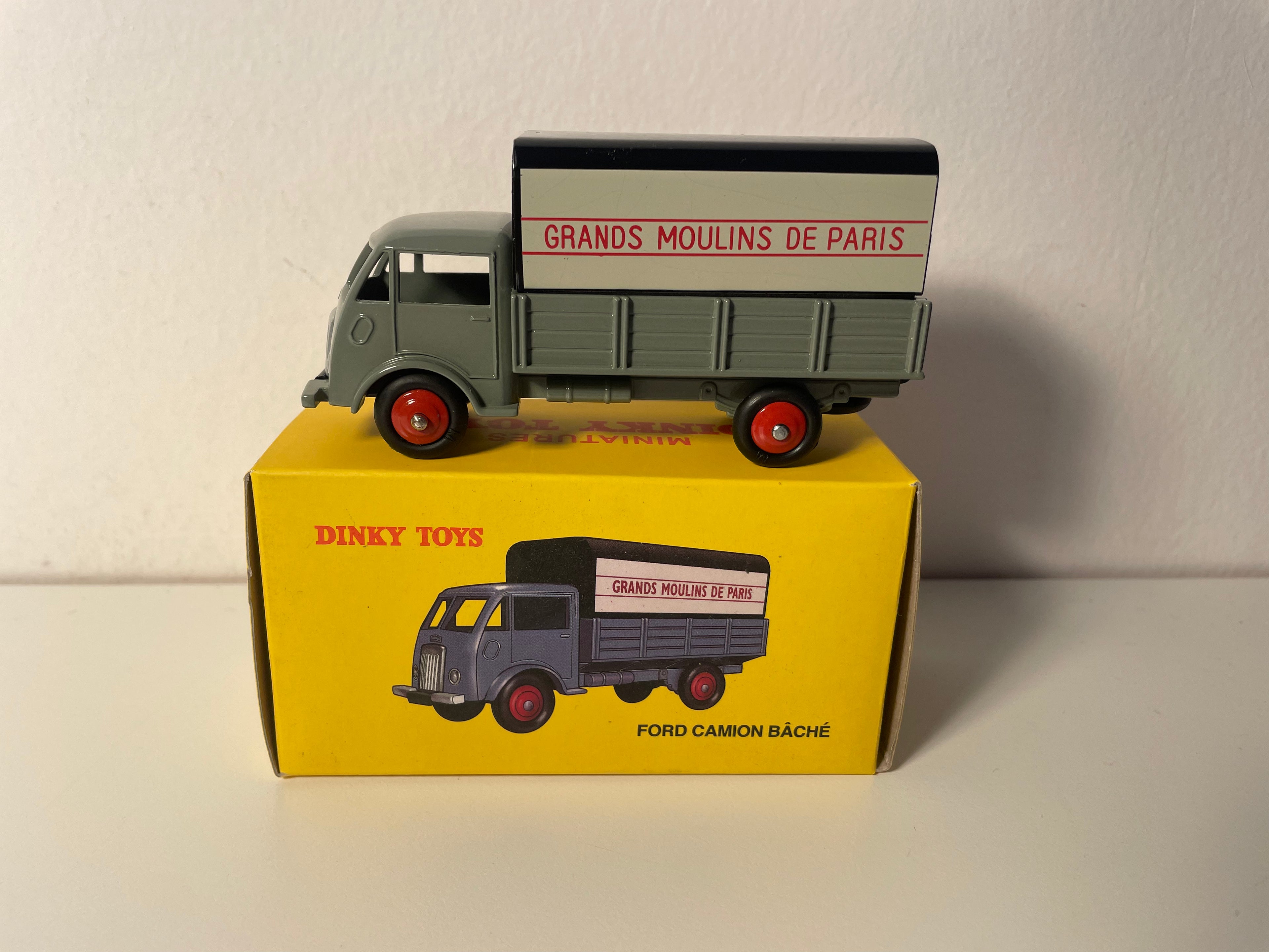Camión Ford gris cubierto GRANS MOULINS DE PARIS Dinky-Toys (Ediciones Atlas)