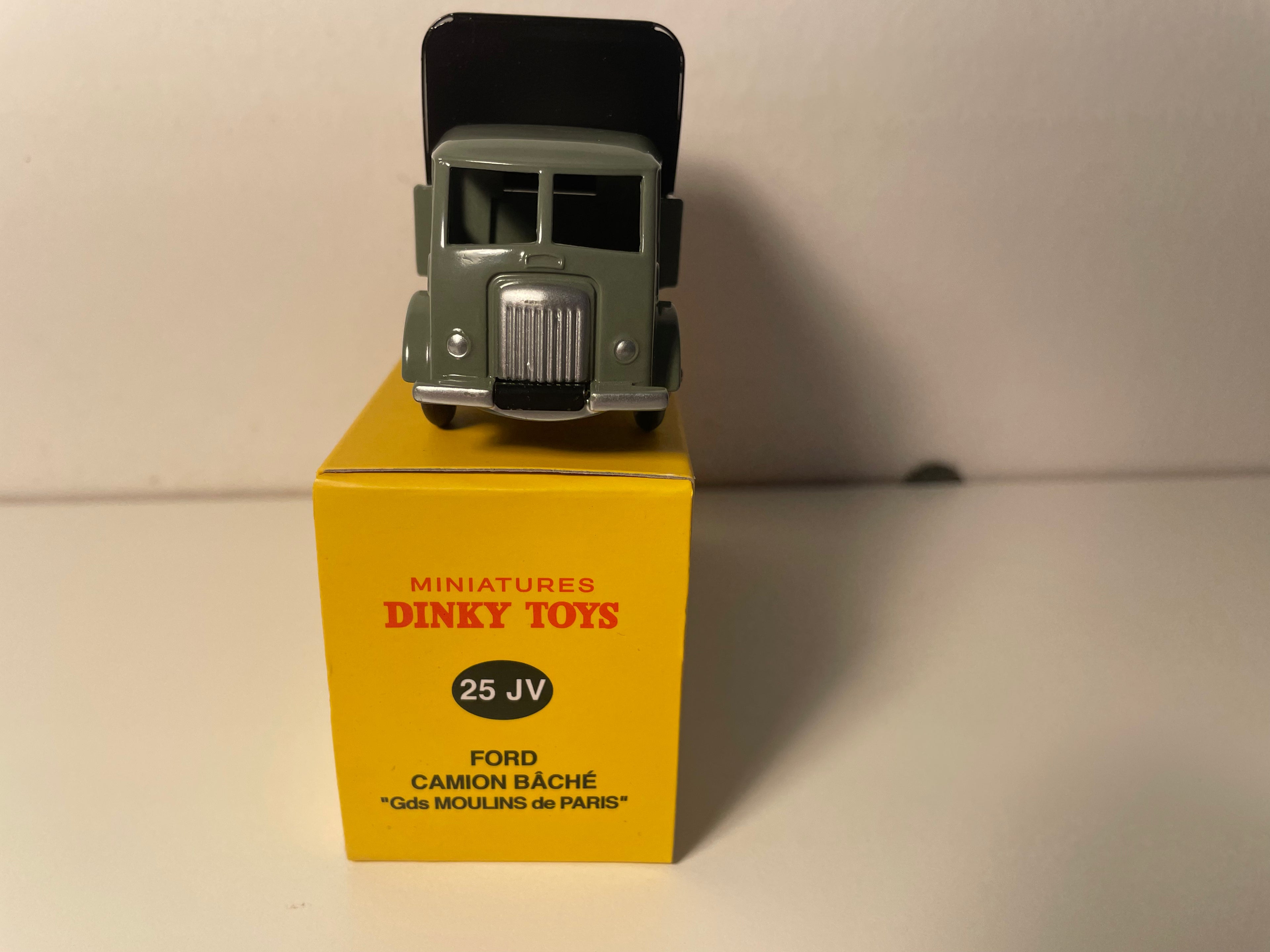 Camión Ford gris cubierto GRANS MOULINS DE PARIS Dinky-Toys (Ediciones Atlas)