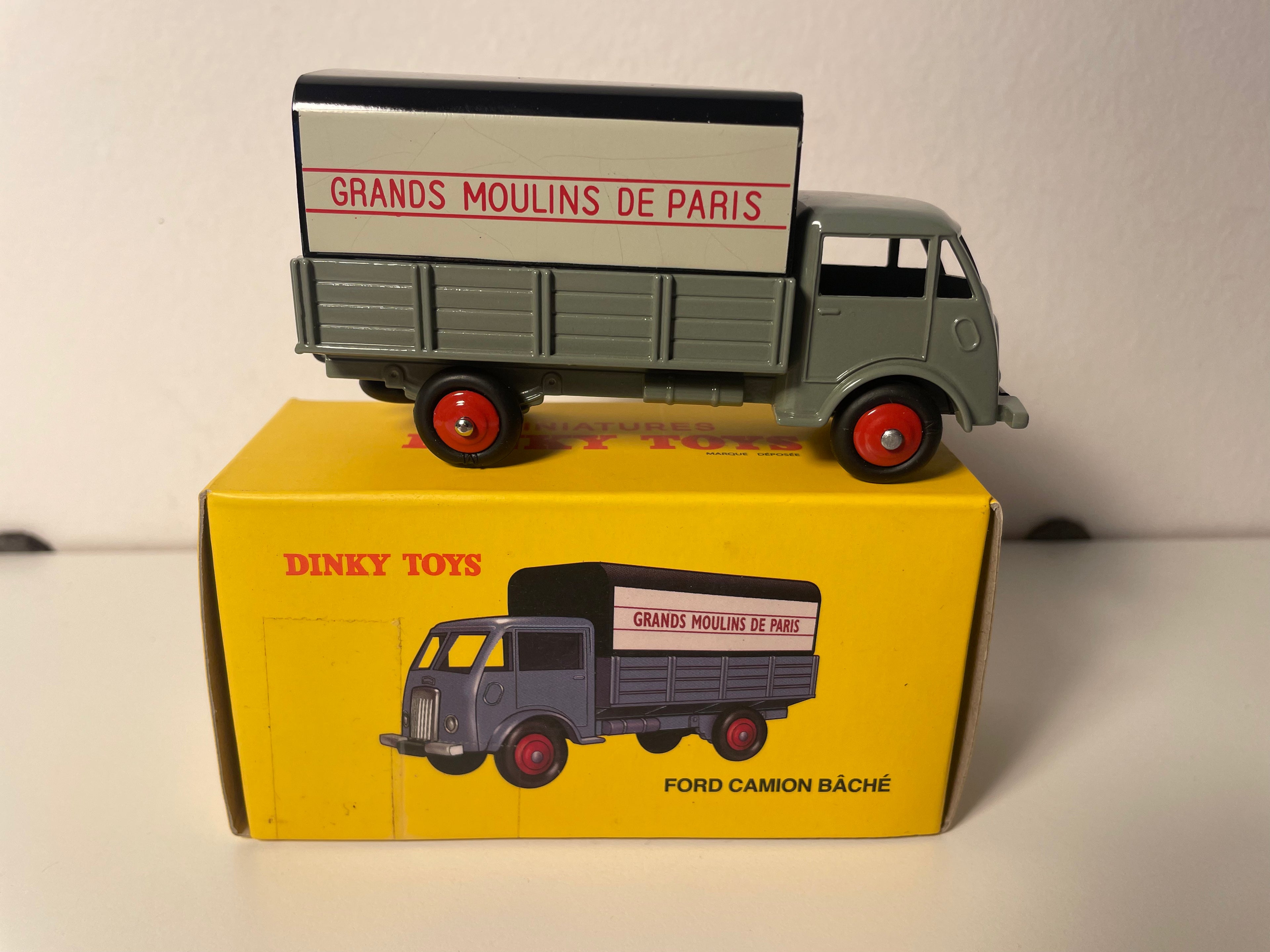 Camión Ford gris cubierto GRANS MOULINS DE PARIS Dinky-Toys (Ediciones Atlas)