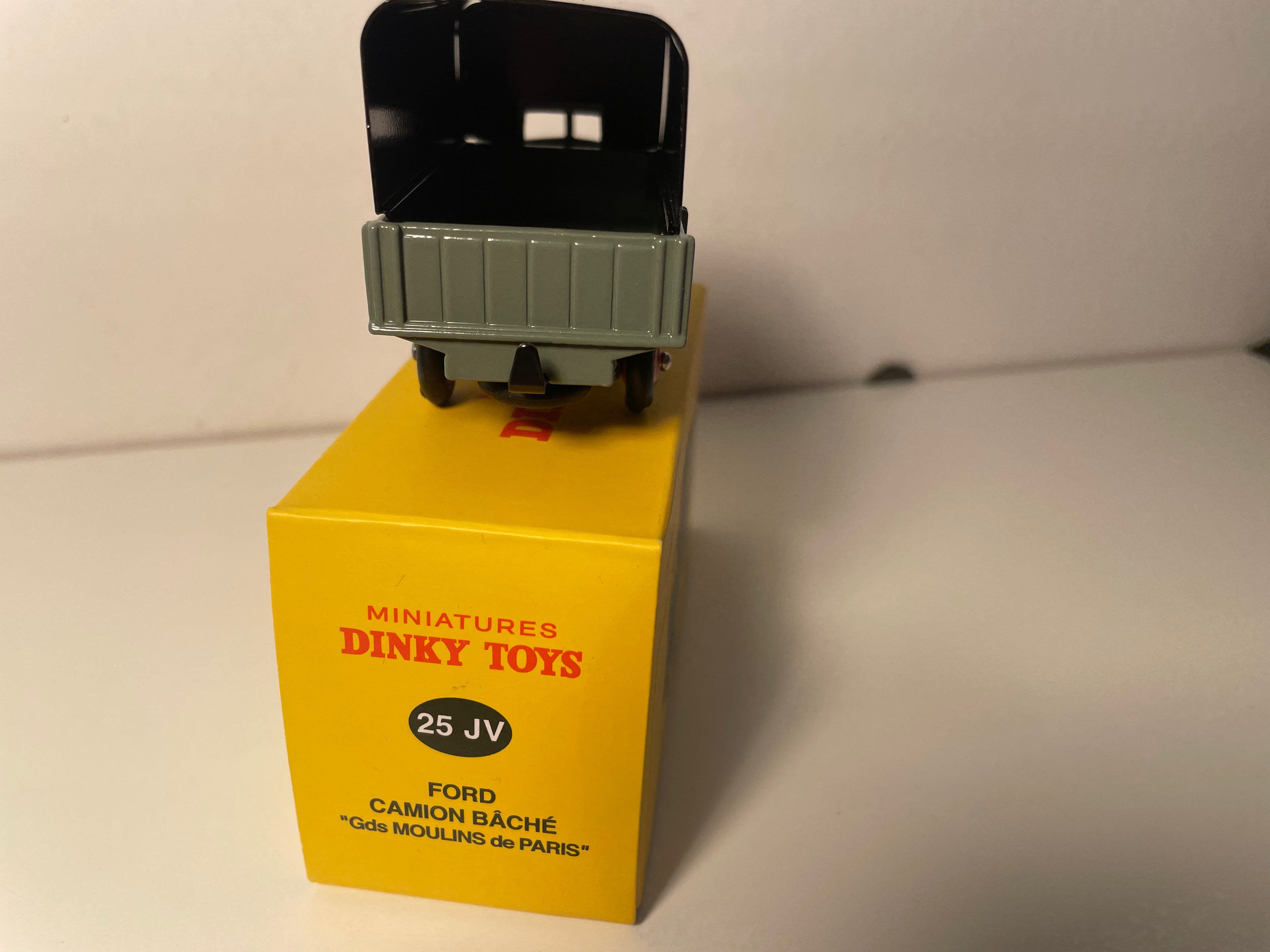 Camión Ford gris cubierto GRANS MOULINS DE PARIS Dinky-Toys (Ediciones Atlas)