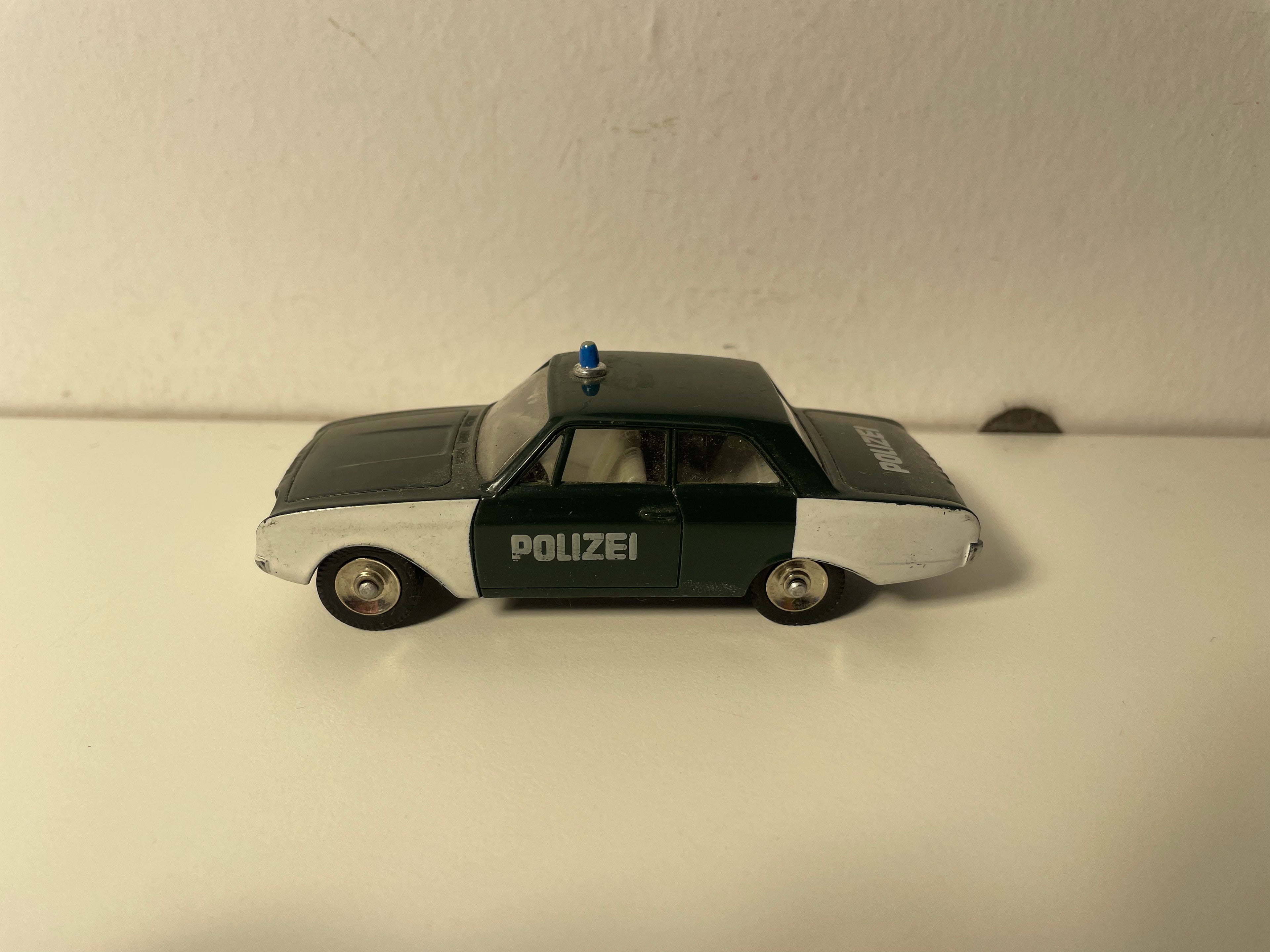 Ford Taunus verde oscuro y blanco de la policía italiana Dinky-Toys (Ediciones Atlas)