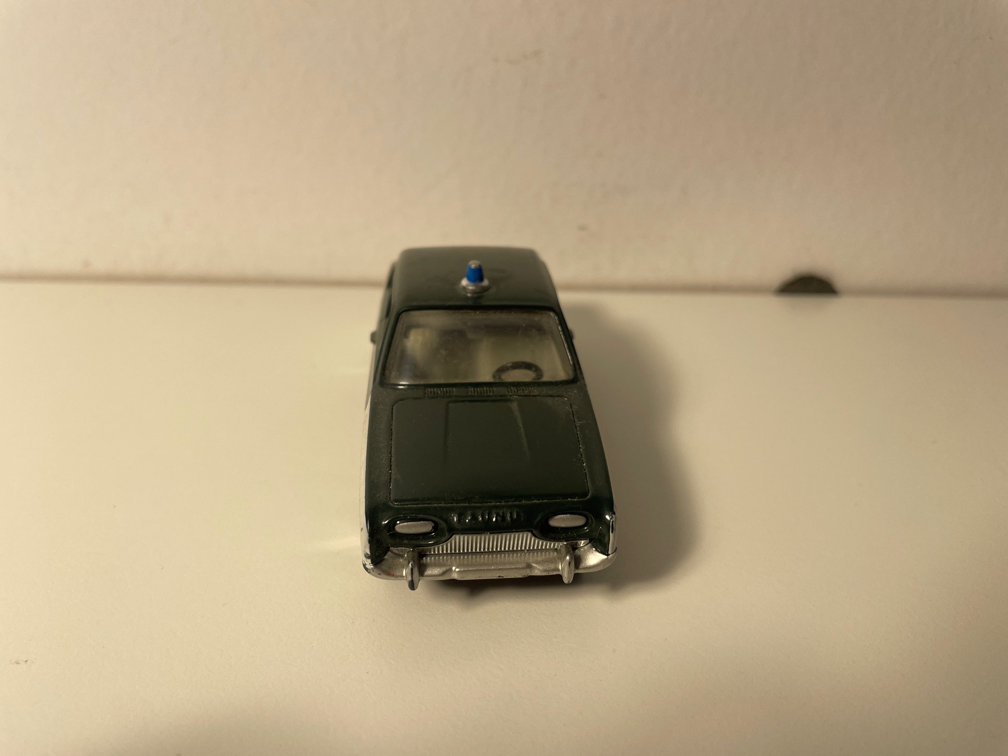 Ford Taunus verde oscuro y blanco de la policía italiana Dinky-Toys (Ediciones Atlas)