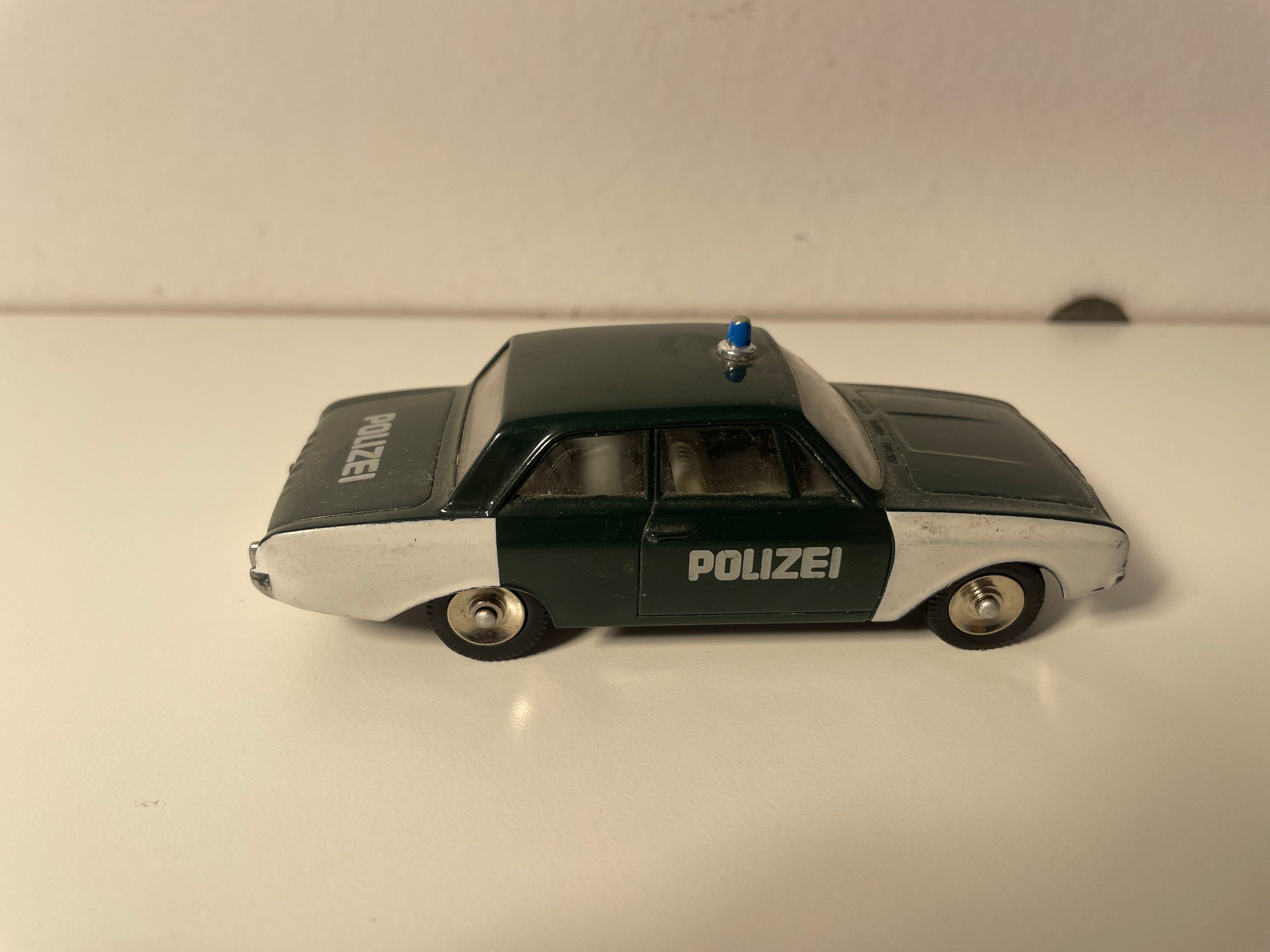 Ford Taunus verde oscuro y blanco de la policía italiana Dinky-Toys (Ediciones Atlas)