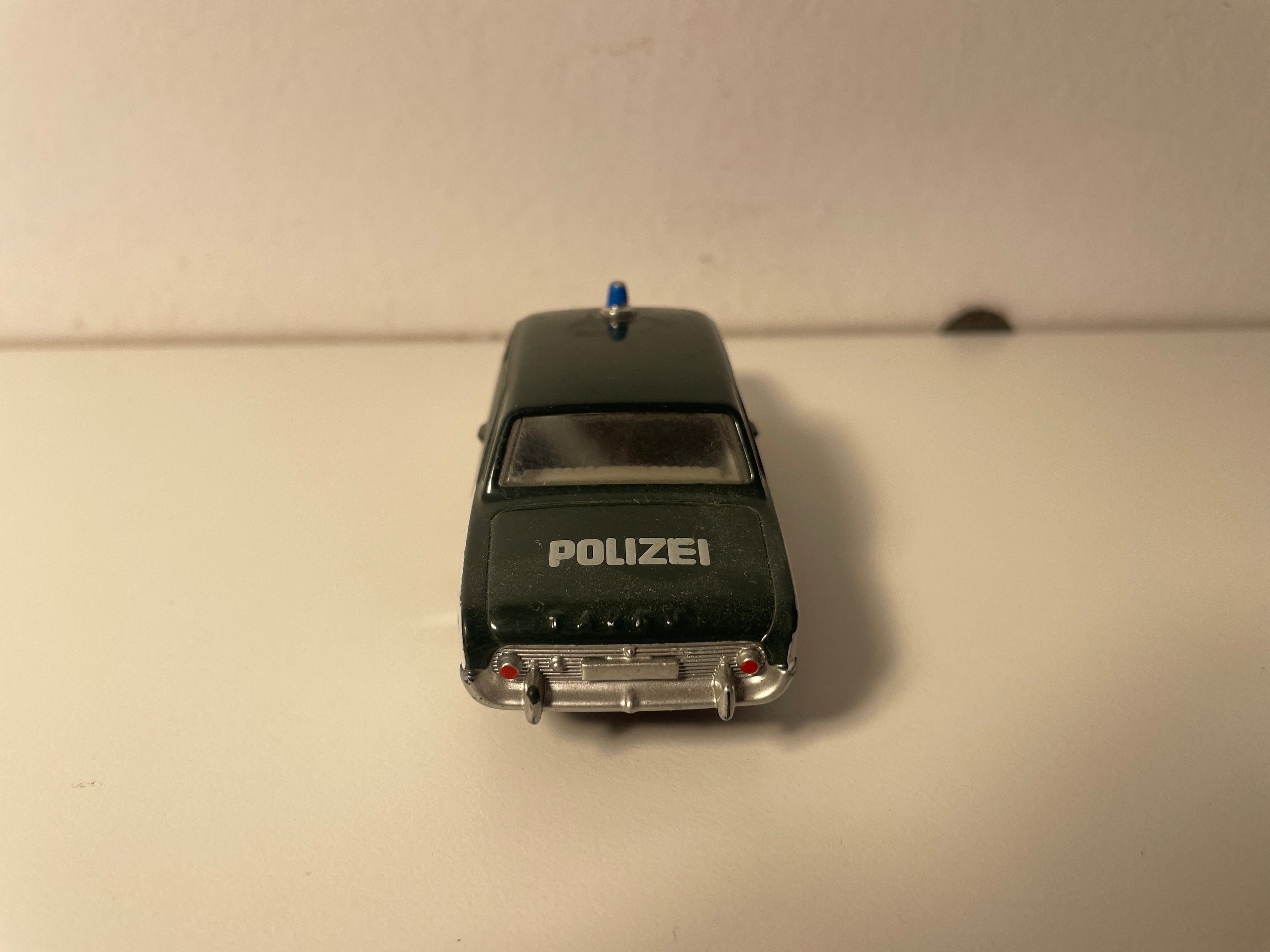 Ford Taunus verde oscuro y blanco de la policía italiana Dinky-Toys (Ediciones Atlas)