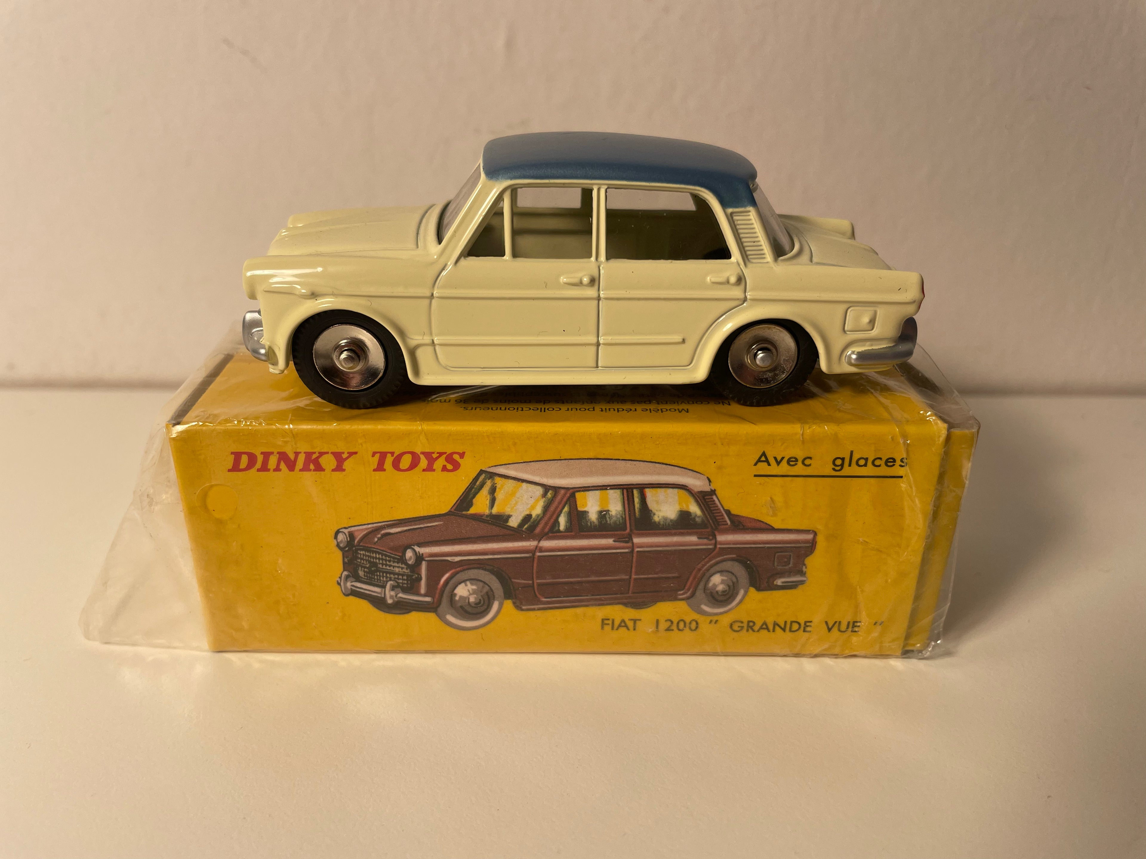 Fiat 1200 "Grande Vue" jasnożółty/beżowy z szaro-niebieskim dachem Dinky-Toys (Editions Atlas)