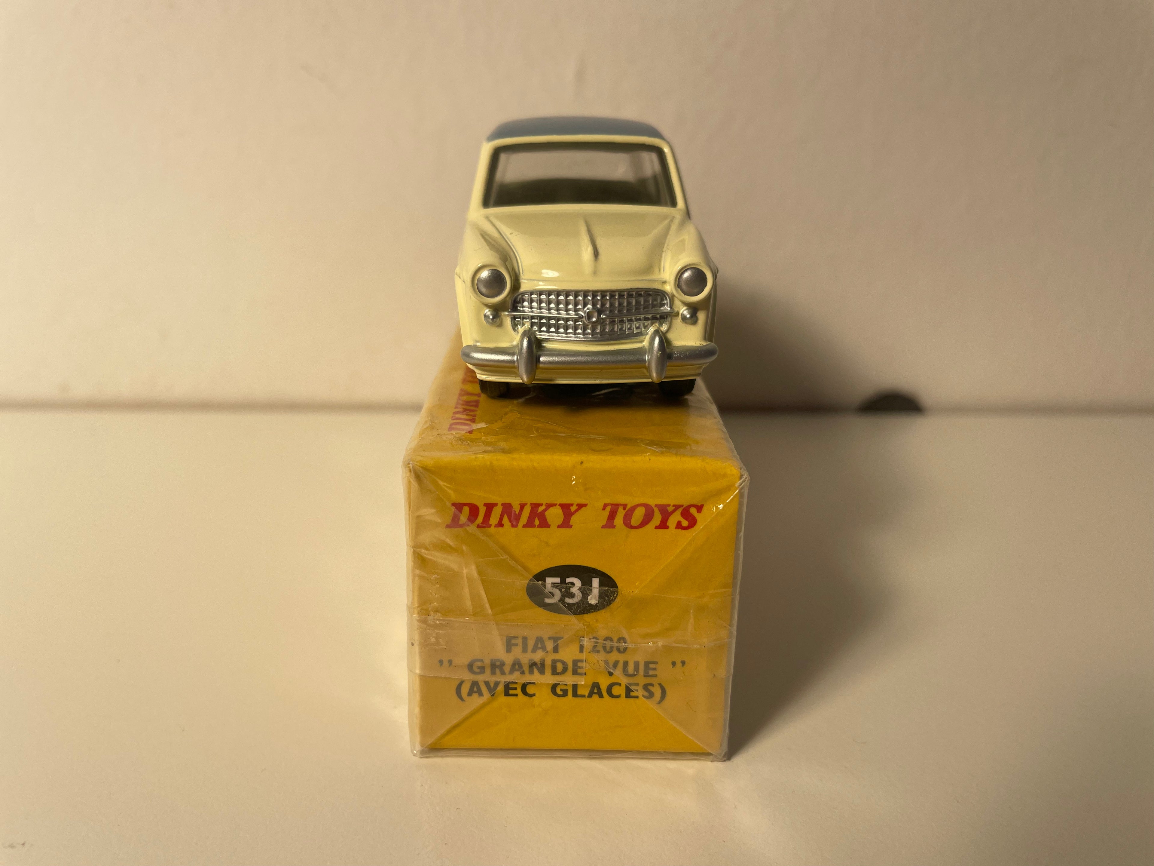 Fiat 1200 "Grande Vue" jasnożółty/beżowy z szaro-niebieskim dachem Dinky-Toys (Editions Atlas)