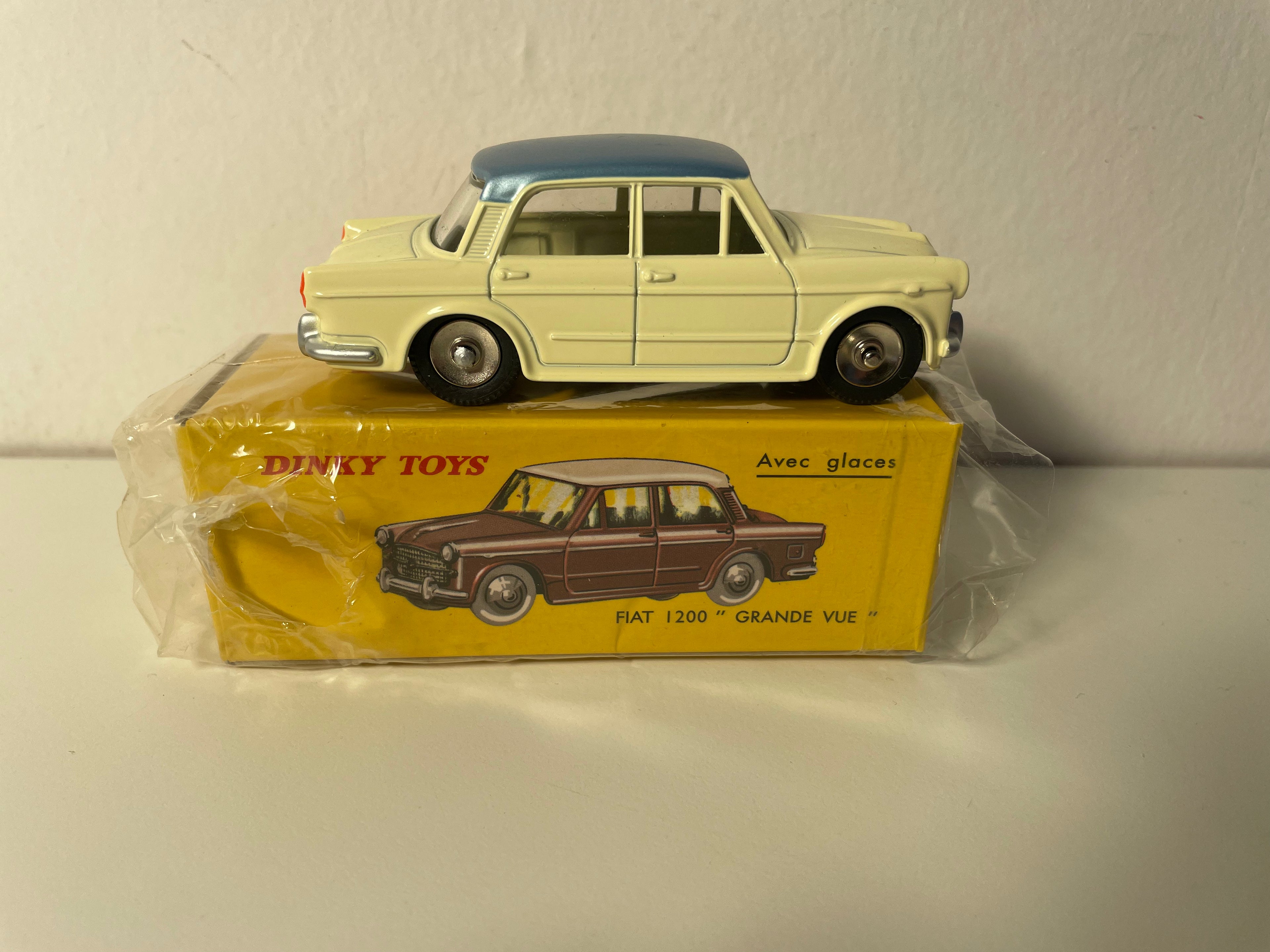 Fiat 1200 "Grande Vue" jasnożółty/beżowy z szaro-niebieskim dachem Dinky-Toys (Editions Atlas)