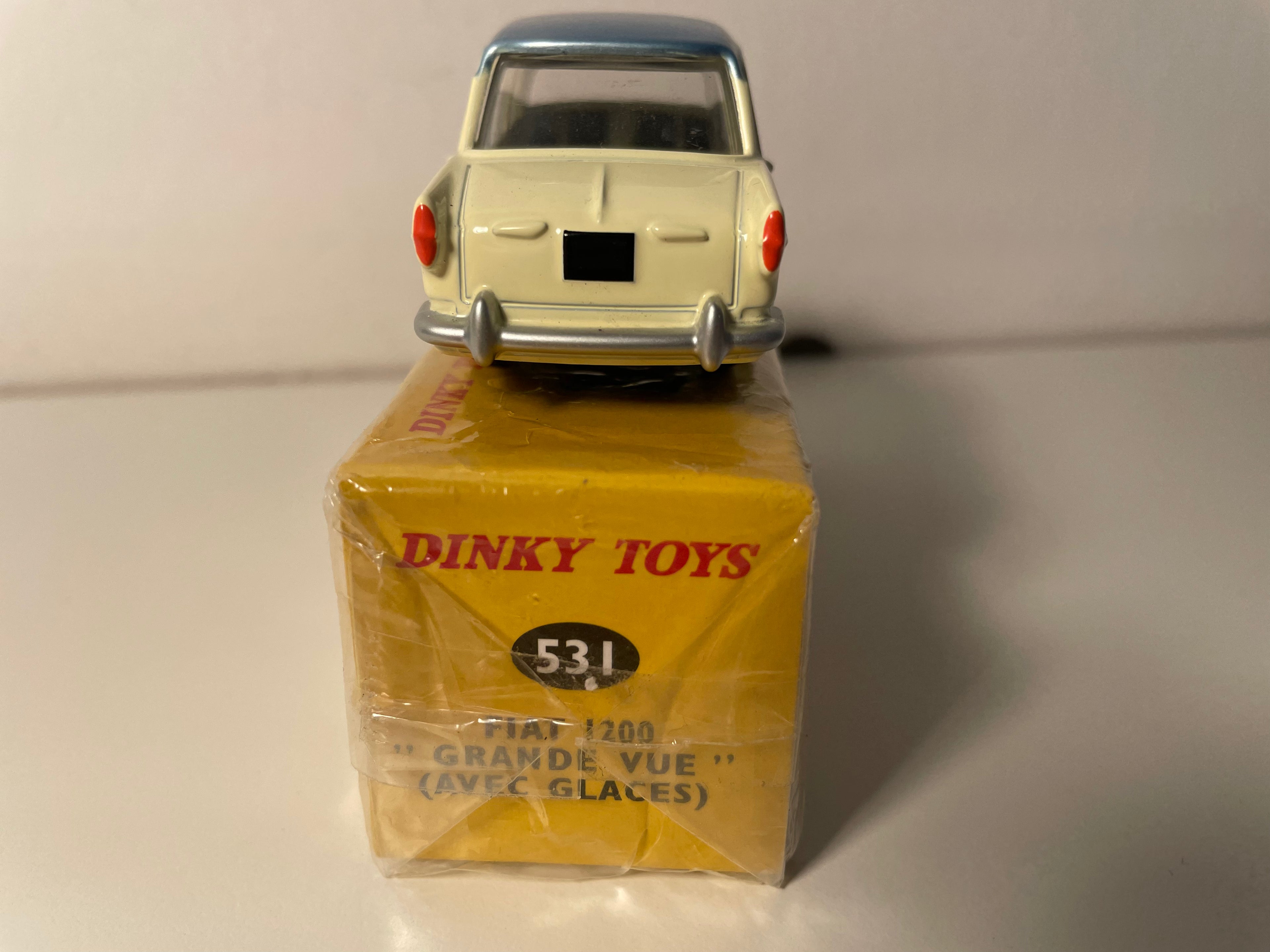 Fiat 1200 "Grande Vue" jasnożółty/beżowy z szaro-niebieskim dachem Dinky-Toys (Editions Atlas)