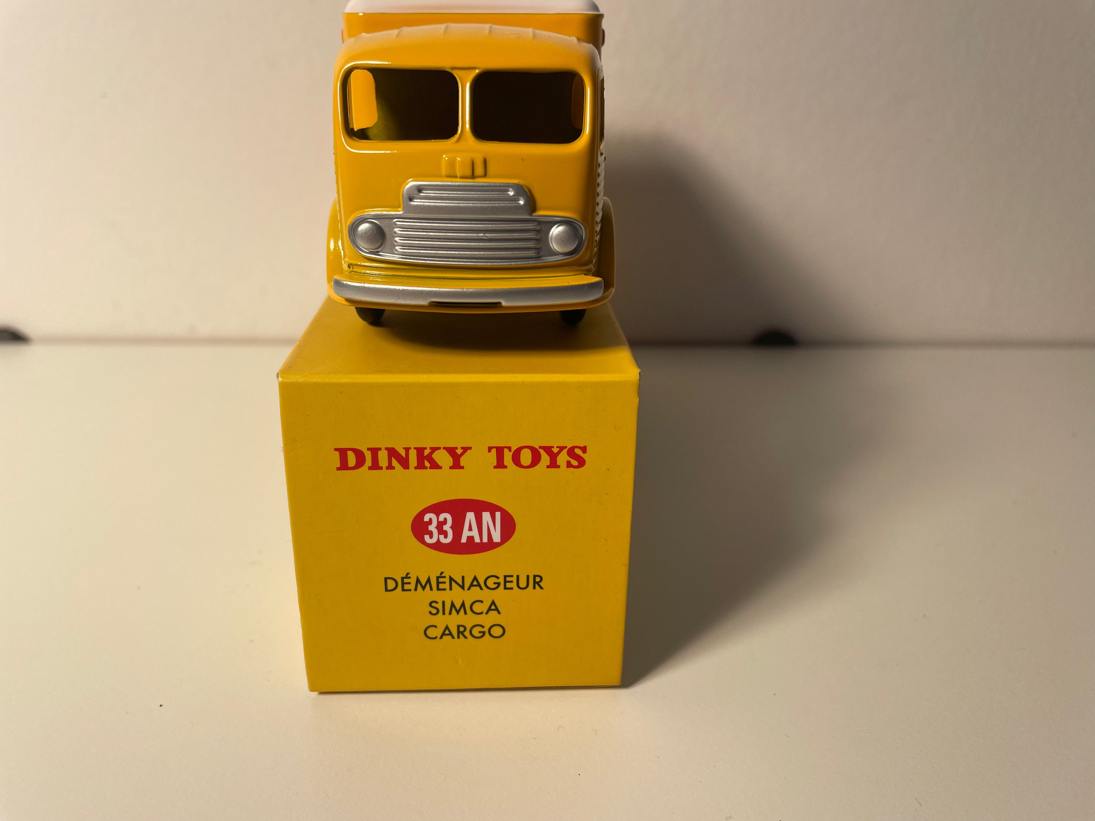Camião de carga amarelo Simca, Dinky-Toys, mudanças e armazenamento de móveis (Edições Atlas)