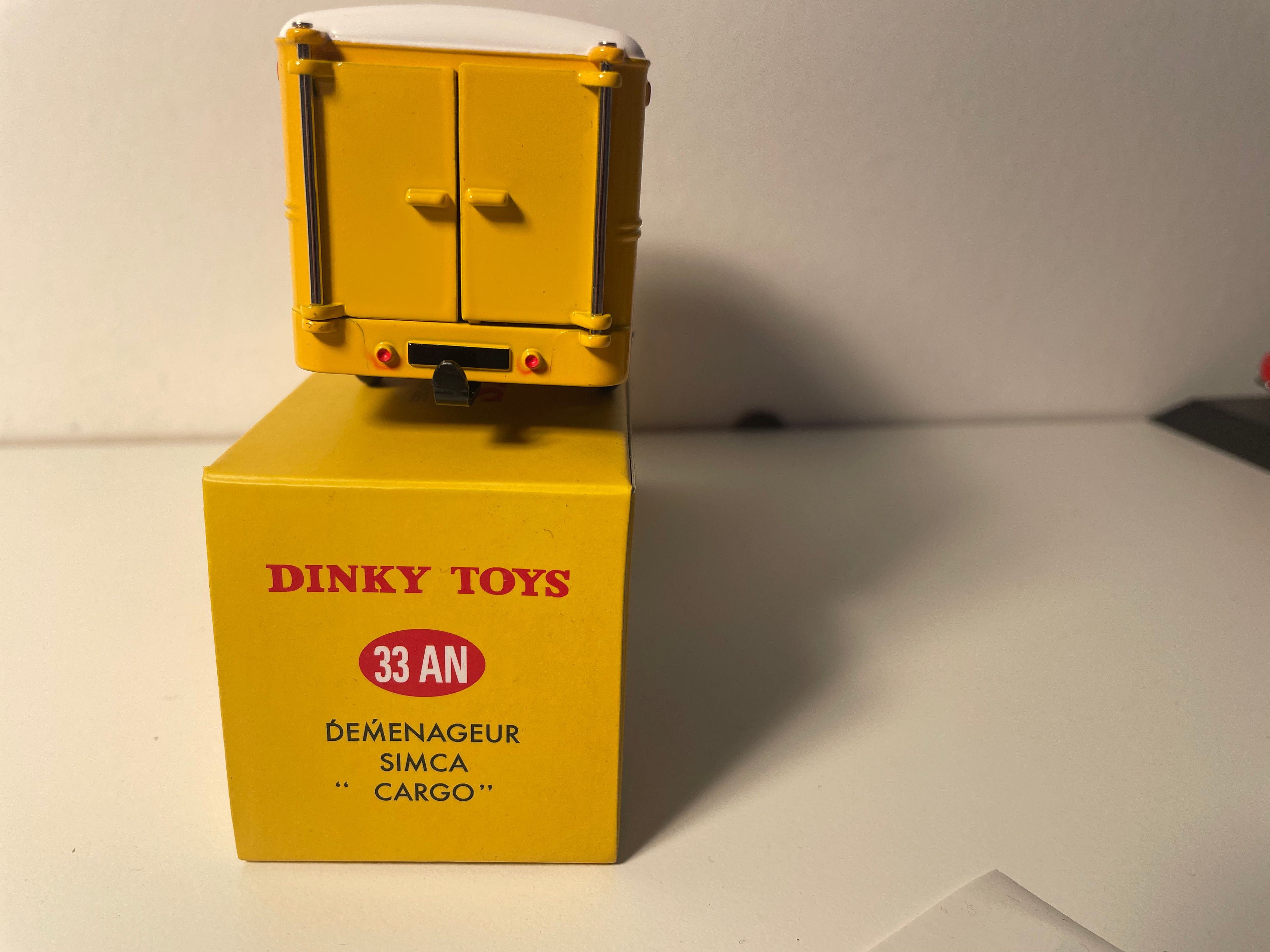 Camião de carga amarelo Simca, Dinky-Toys, mudanças e armazenamento de móveis (Edições Atlas)