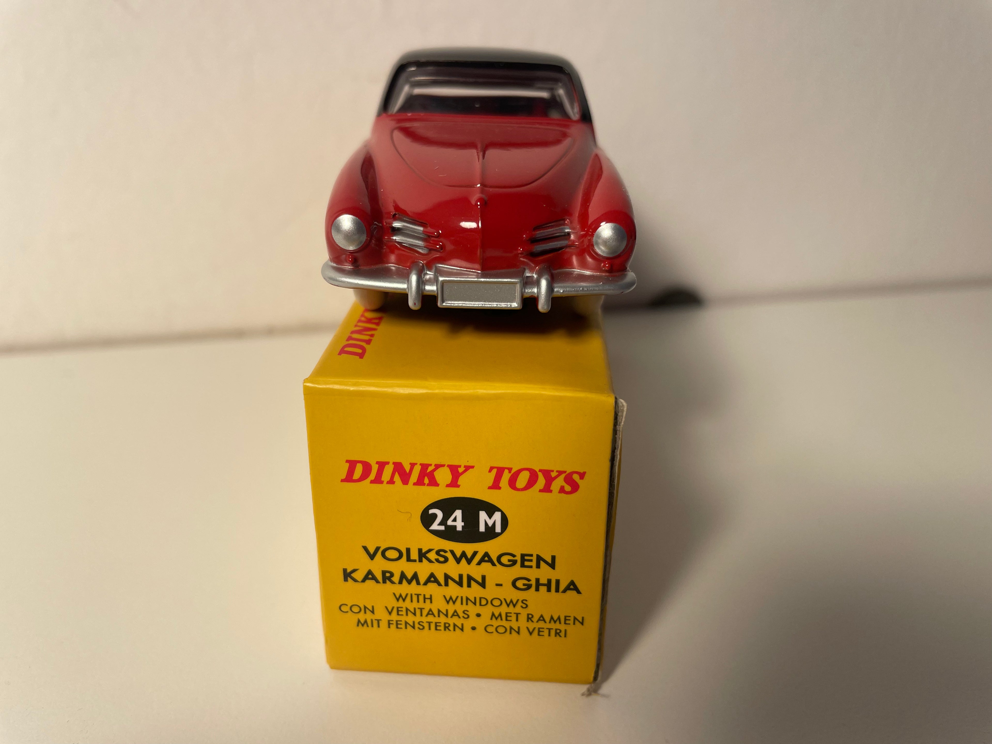 Volkswagen Karmann-Ghia Donkerrood met Zwart Dak - Dinky-Toys (Atlas Editie) - Nr. 24 M