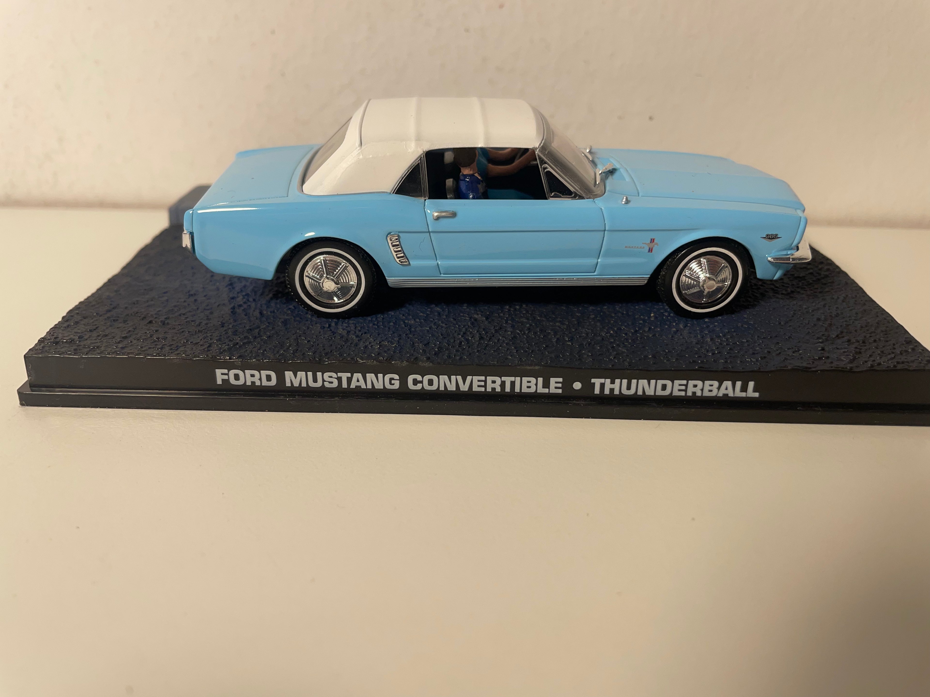 Ford Mustang convertible bleue claire et capote blanche - JAMES BOND - OPERATION TONNERRE (Thunderball)