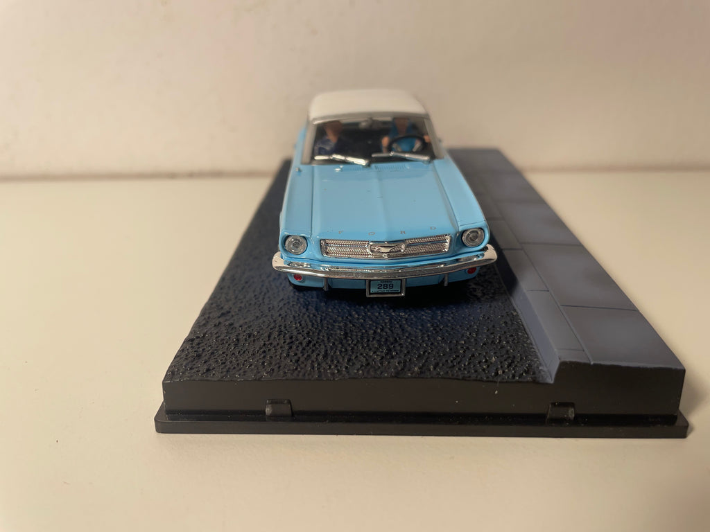 Ford Mustang convertible bleue claire et capote blanche - JAMES BOND - OPERATION TONNERRE (Thunderball)