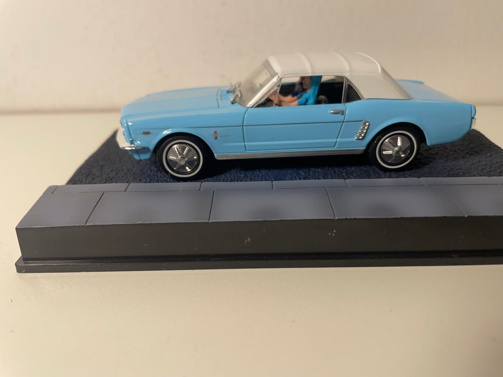 Ford Mustang convertible bleue claire et capote blanche - JAMES BOND - OPERATION TONNERRE (Thunderball)