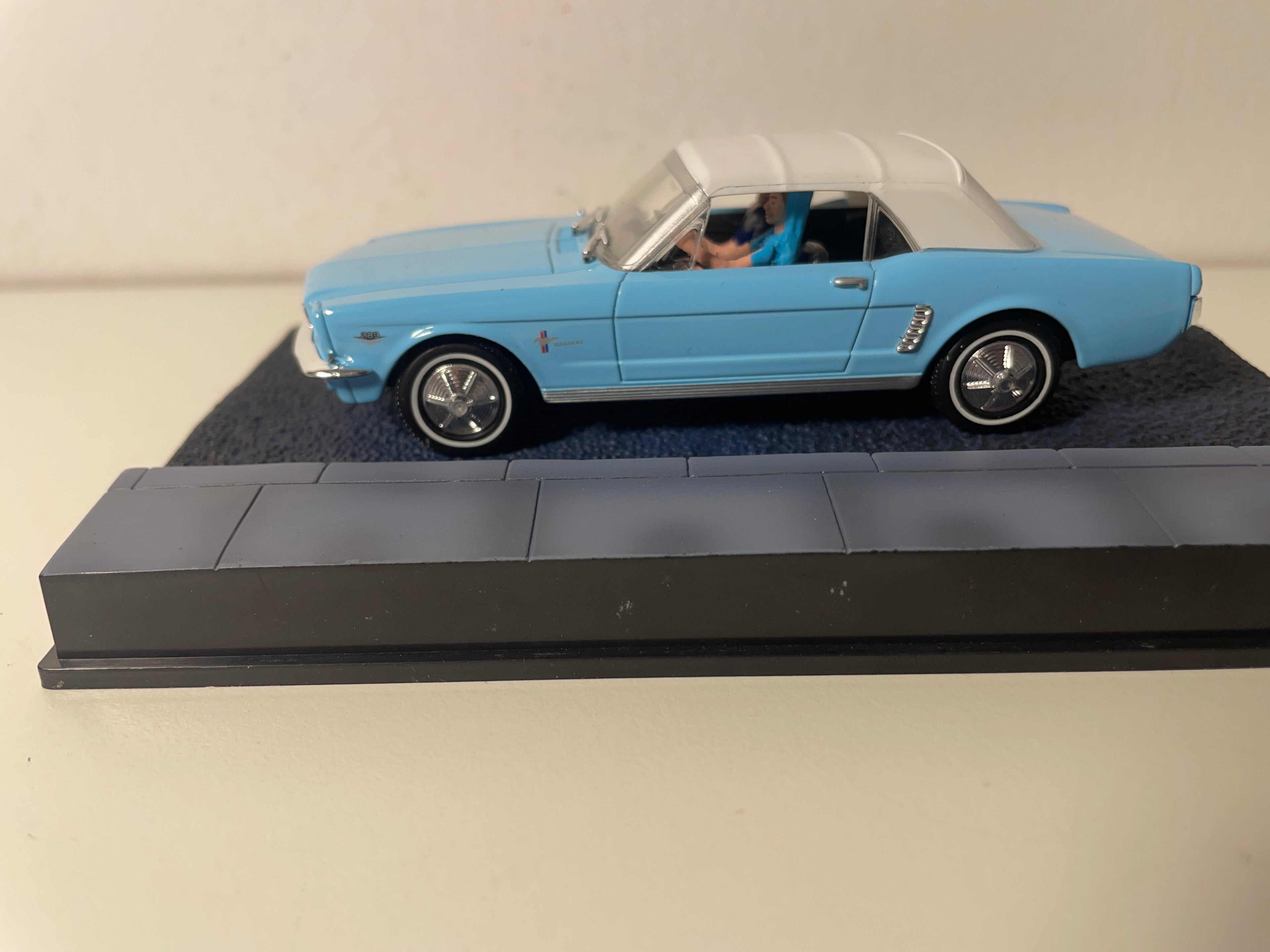 Ford Mustang convertible bleue claire et capote blanche - JAMES BOND - OPERATION TONNERRE (Thunderball)