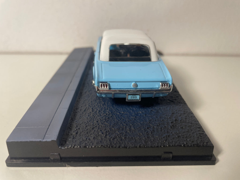 Ford Mustang convertible bleue claire et capote blanche - JAMES BOND - OPERATION TONNERRE (Thunderball)