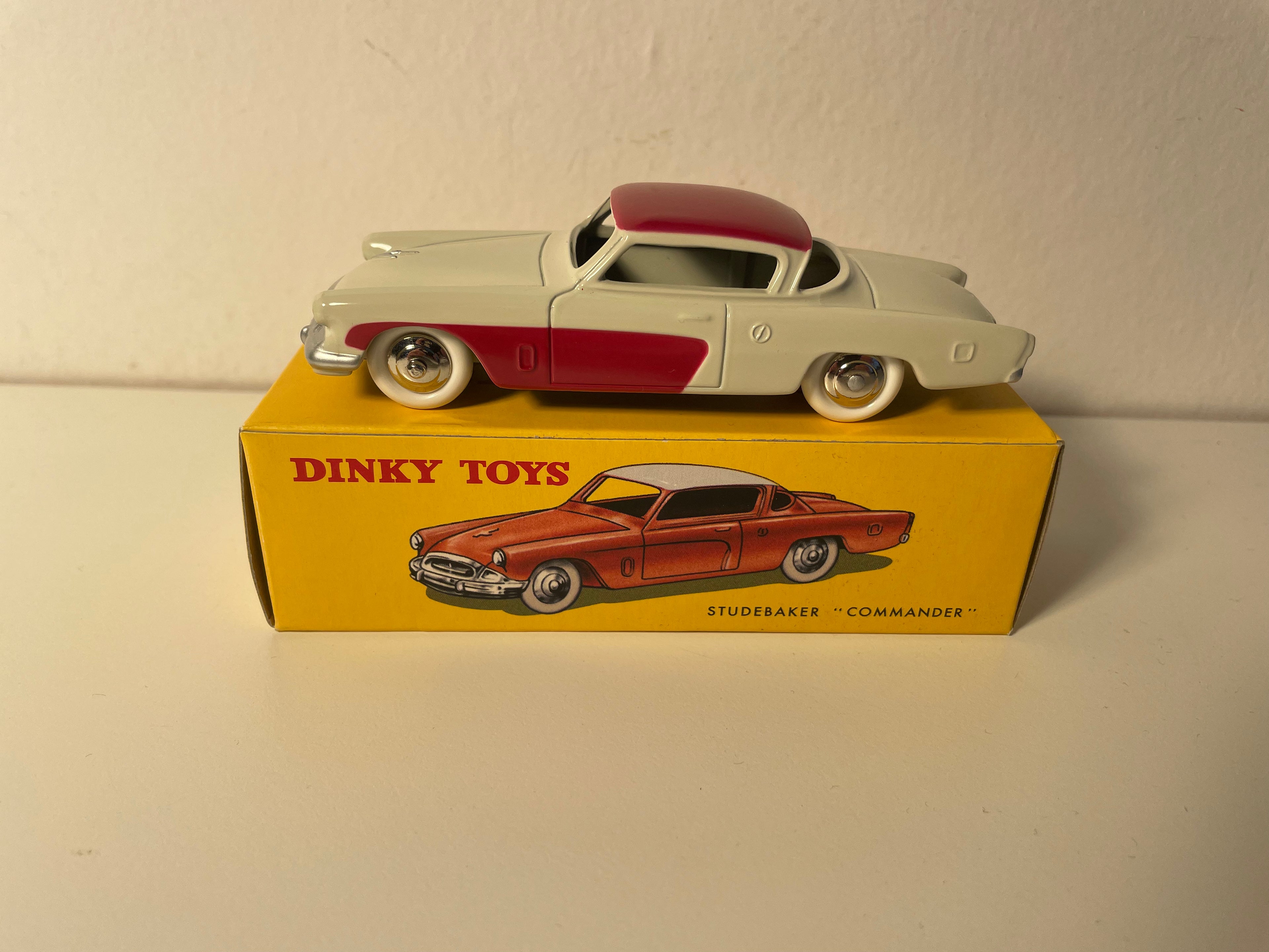 Studebaker Commander beige and burgundy roof Dinky-Toys (Editions Atlas)