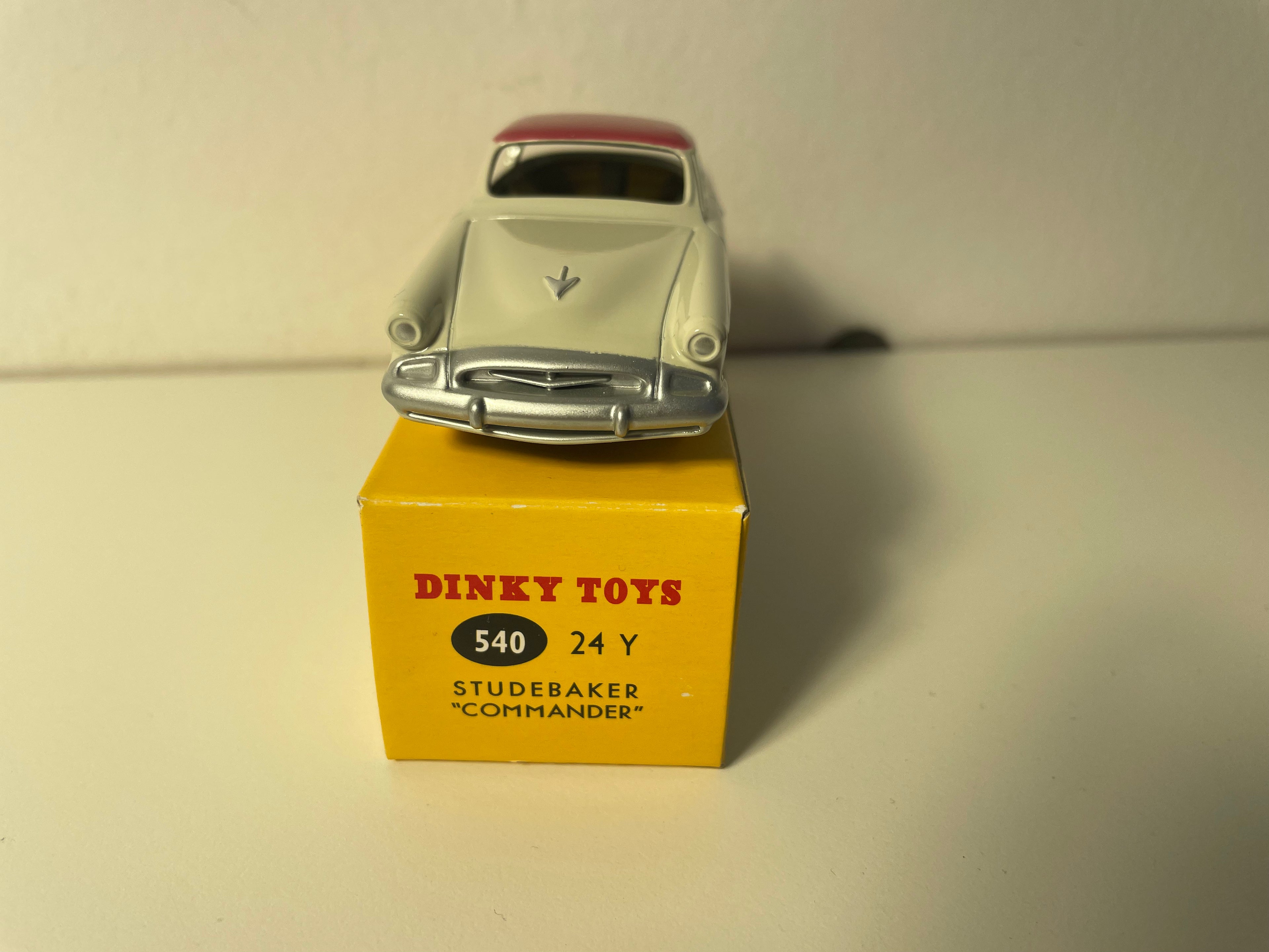 Studebaker Commander beige and burgundy roof Dinky-Toys (Editions Atlas)
