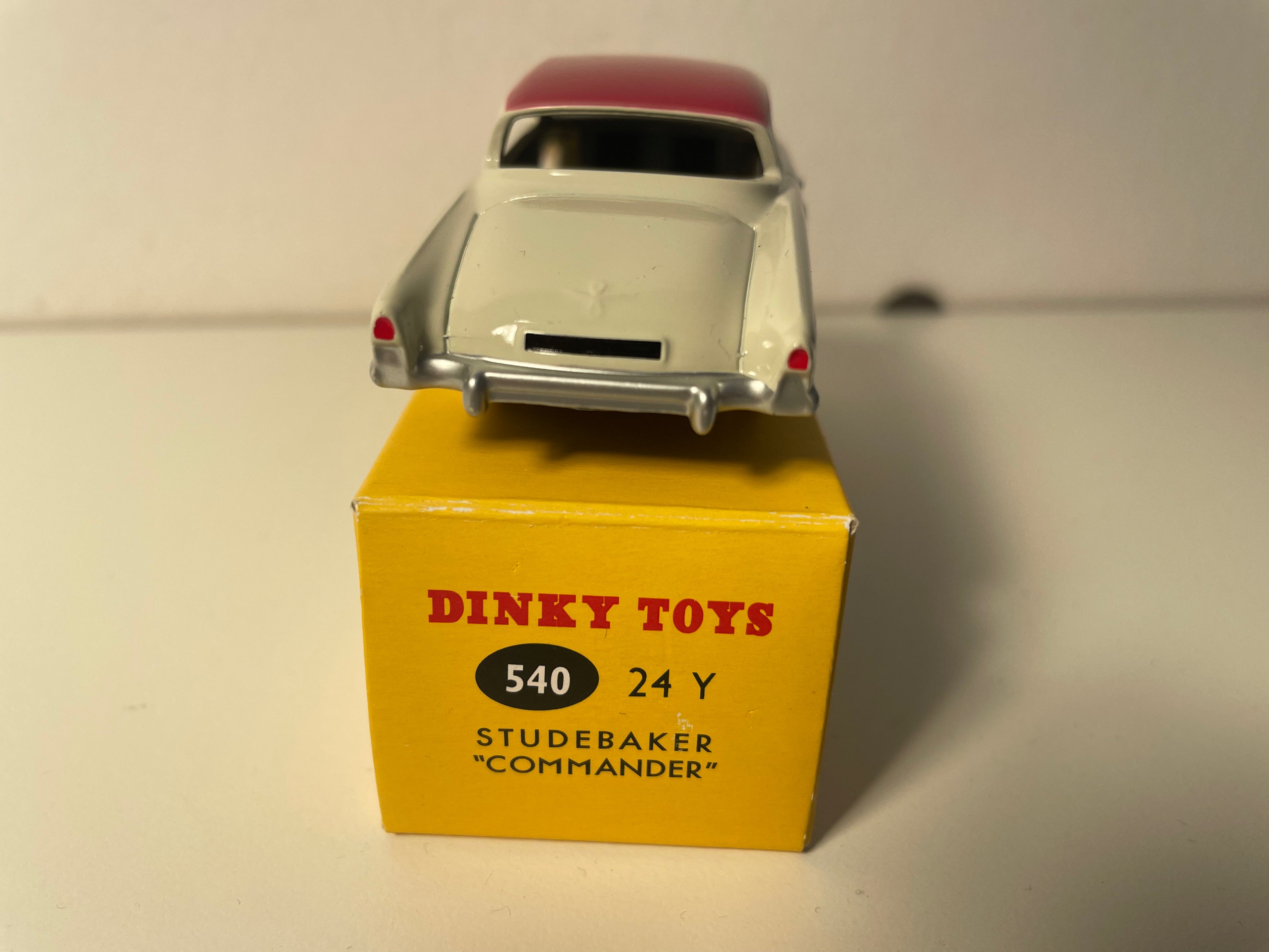 Studebaker Commander beige and burgundy roof Dinky-Toys (Editions Atlas)
