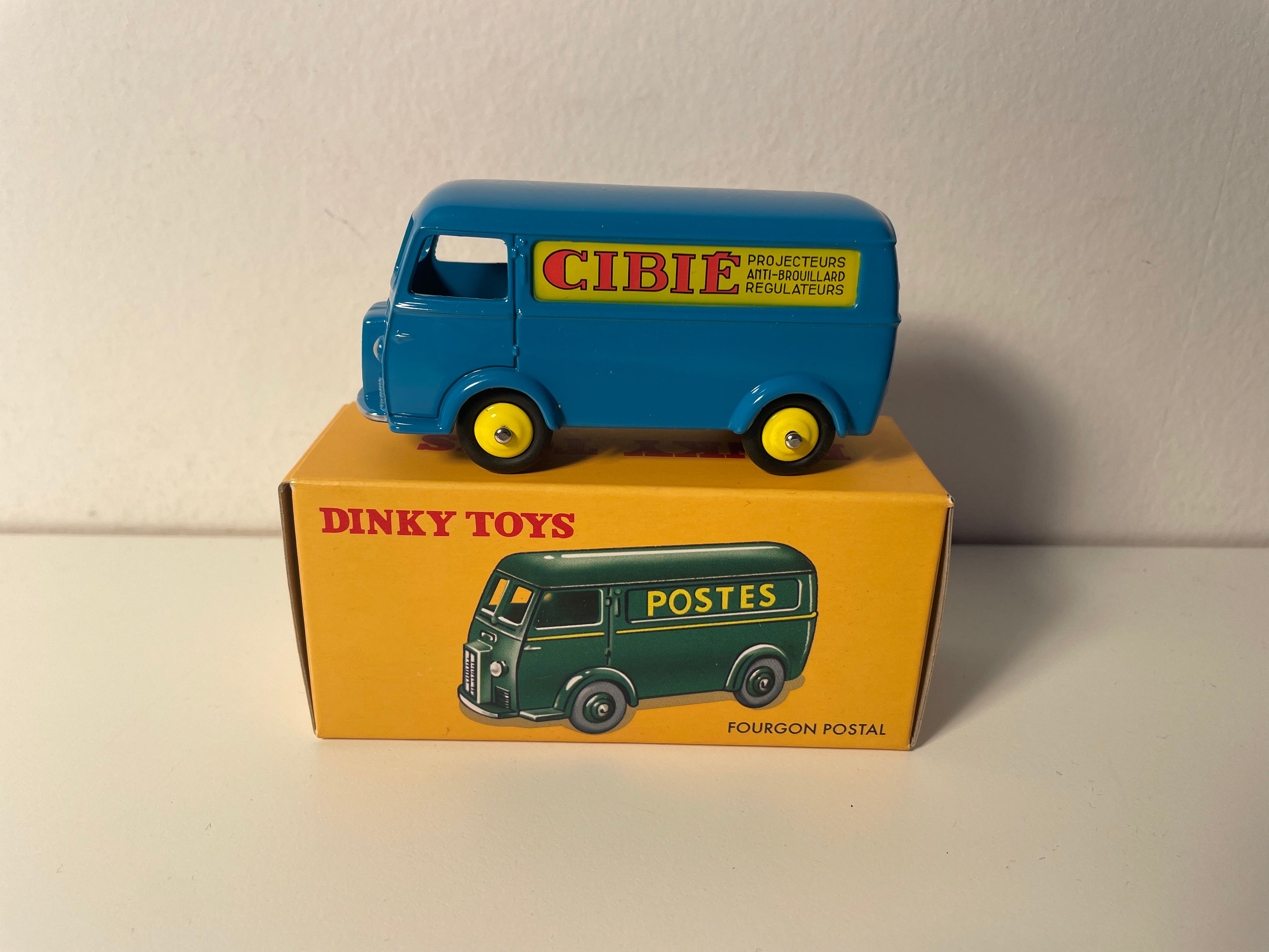 Peugeot D3A tôlé bleu avec publicité CIBIE Dinky-Toys (Editions Atlas) - N°25BV
