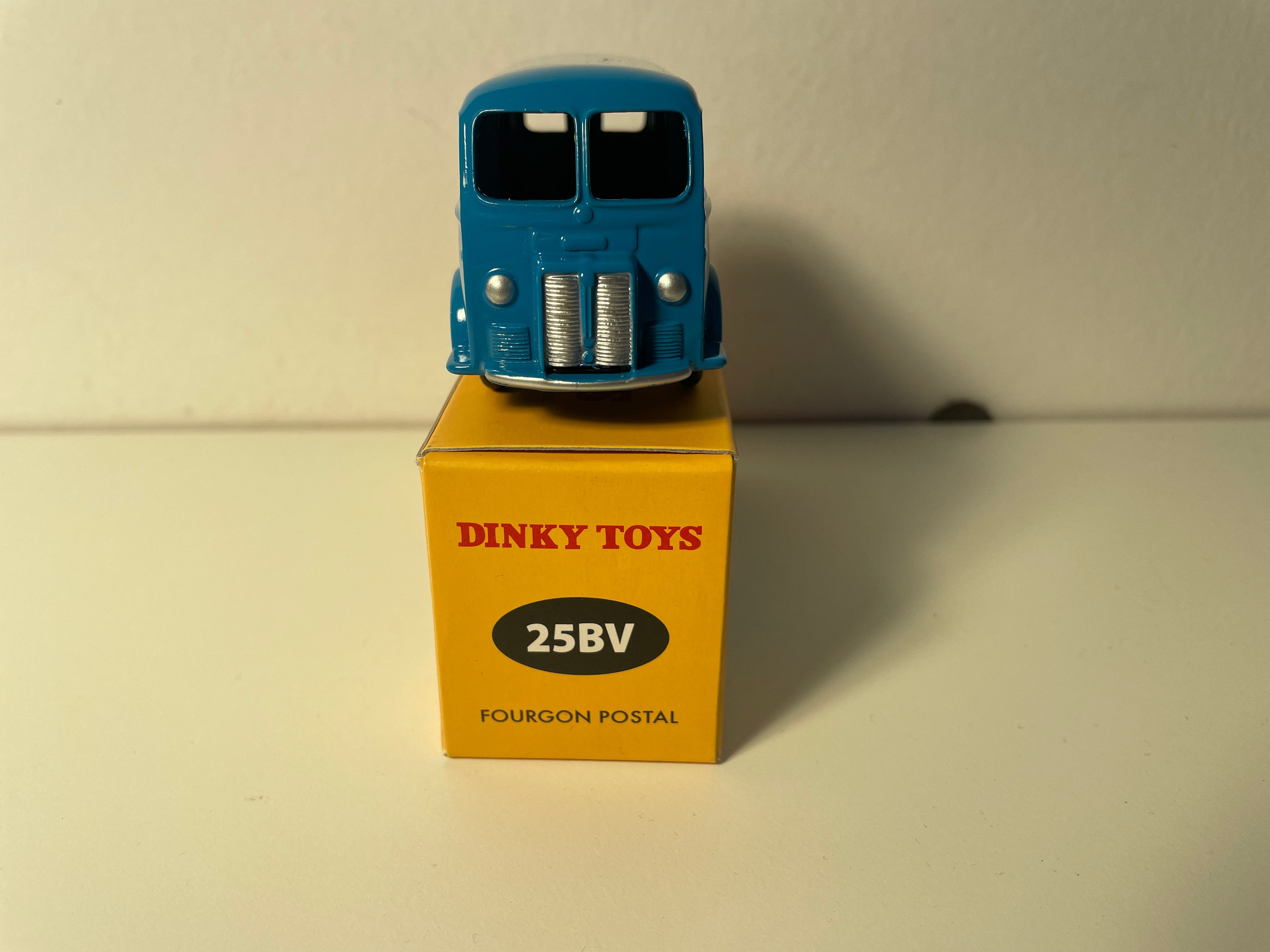 Peugeot D3A tôlé bleu avec publicité CIBIE Dinky-Toys (Editions Atlas) - N°25BV