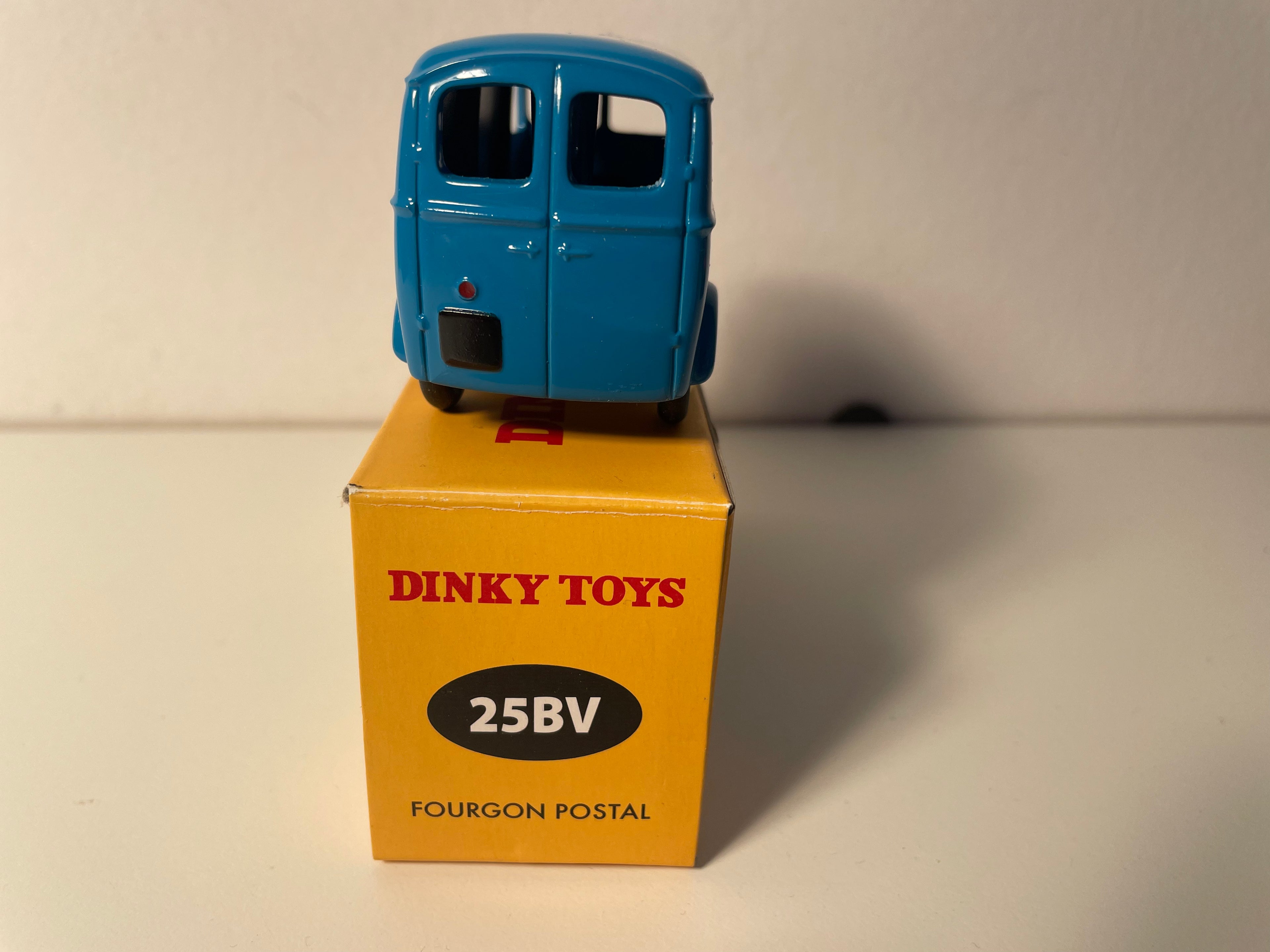 Peugeot D3A tôlé bleu avec publicité CIBIE Dinky-Toys (Editions Atlas) - N°25BV