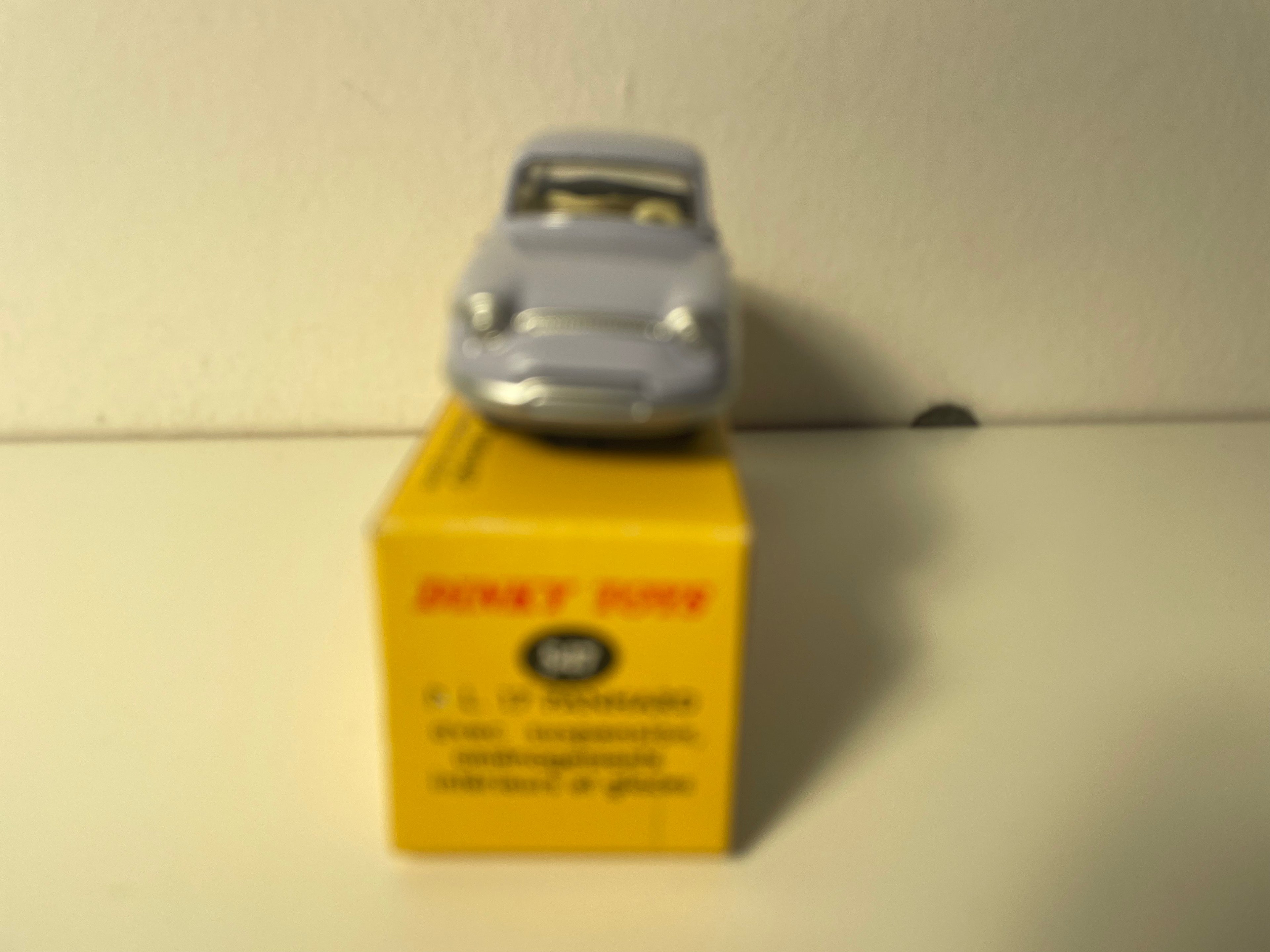 Panhard PL 17 gris claro Dinky-Toys (Ediciones Atlas)