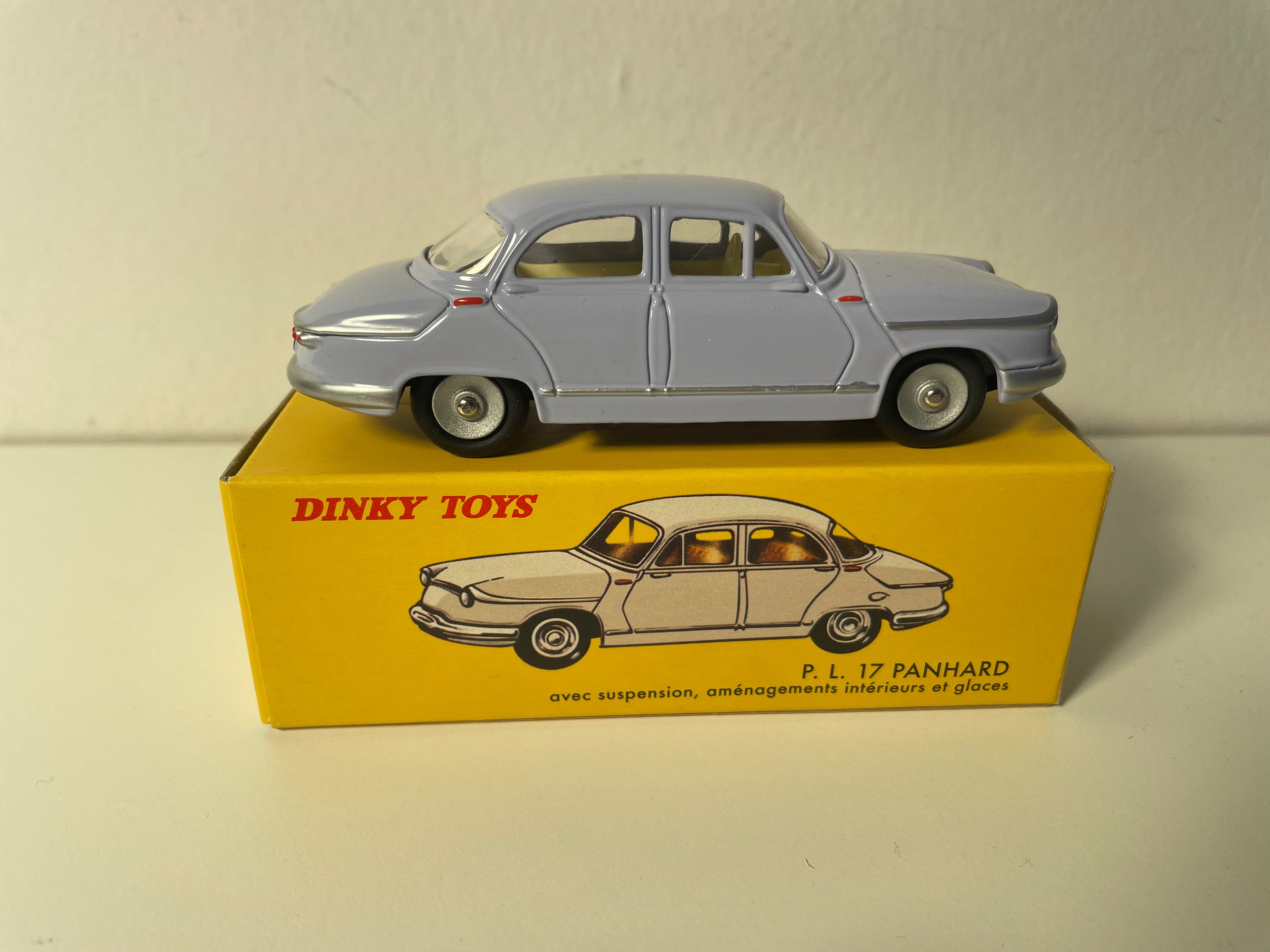 Panhard PL 17 gris claro Dinky-Toys (Ediciones Atlas)