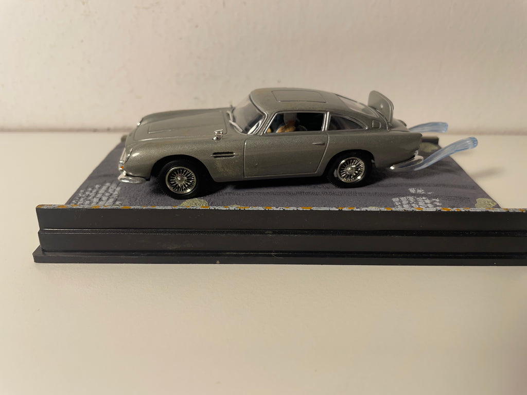 Aston Martin DB5 grise - JAMES BOND - OPERATION TONNERRE (Thunderball) - MANQUE UN RETRO