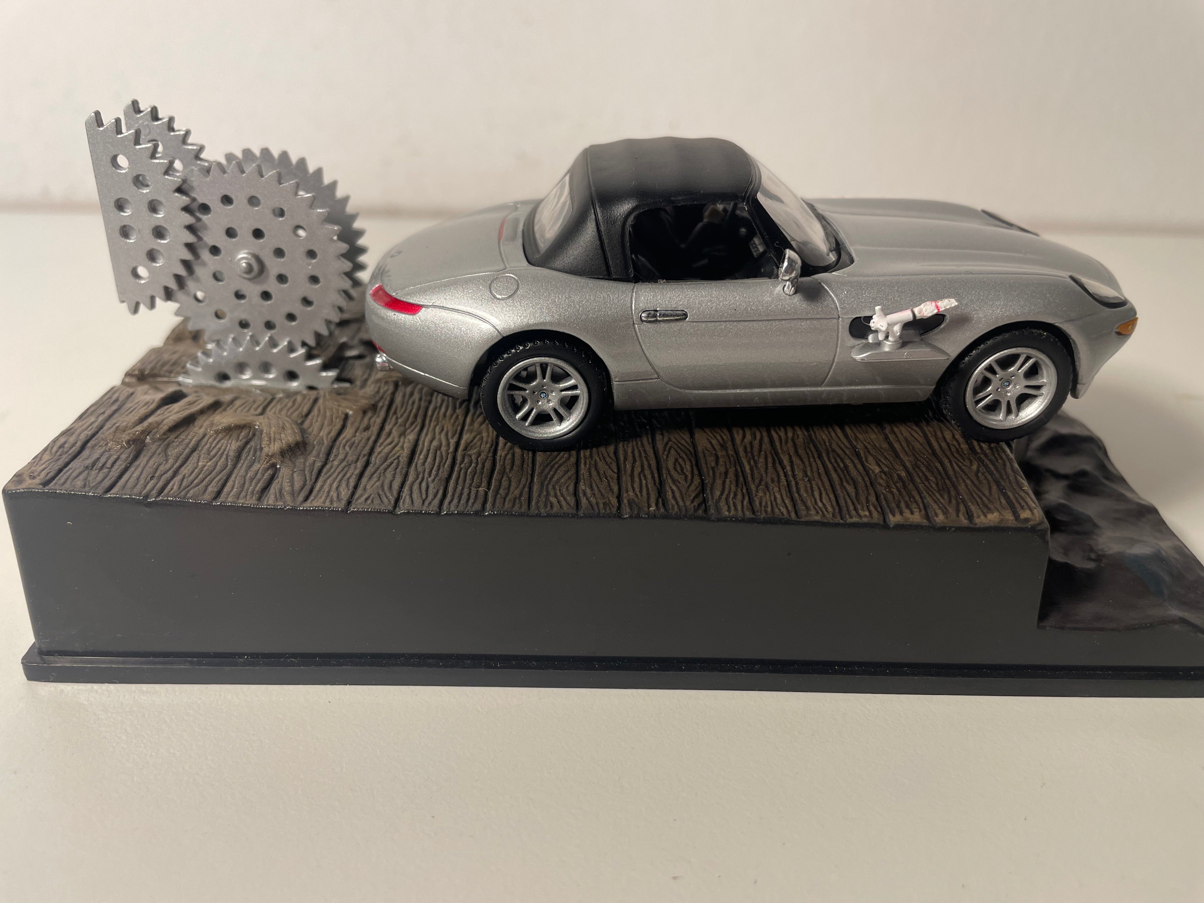 Groe BMW Z8 - JAMES BOND - D'WELT ASS NET GENUCH