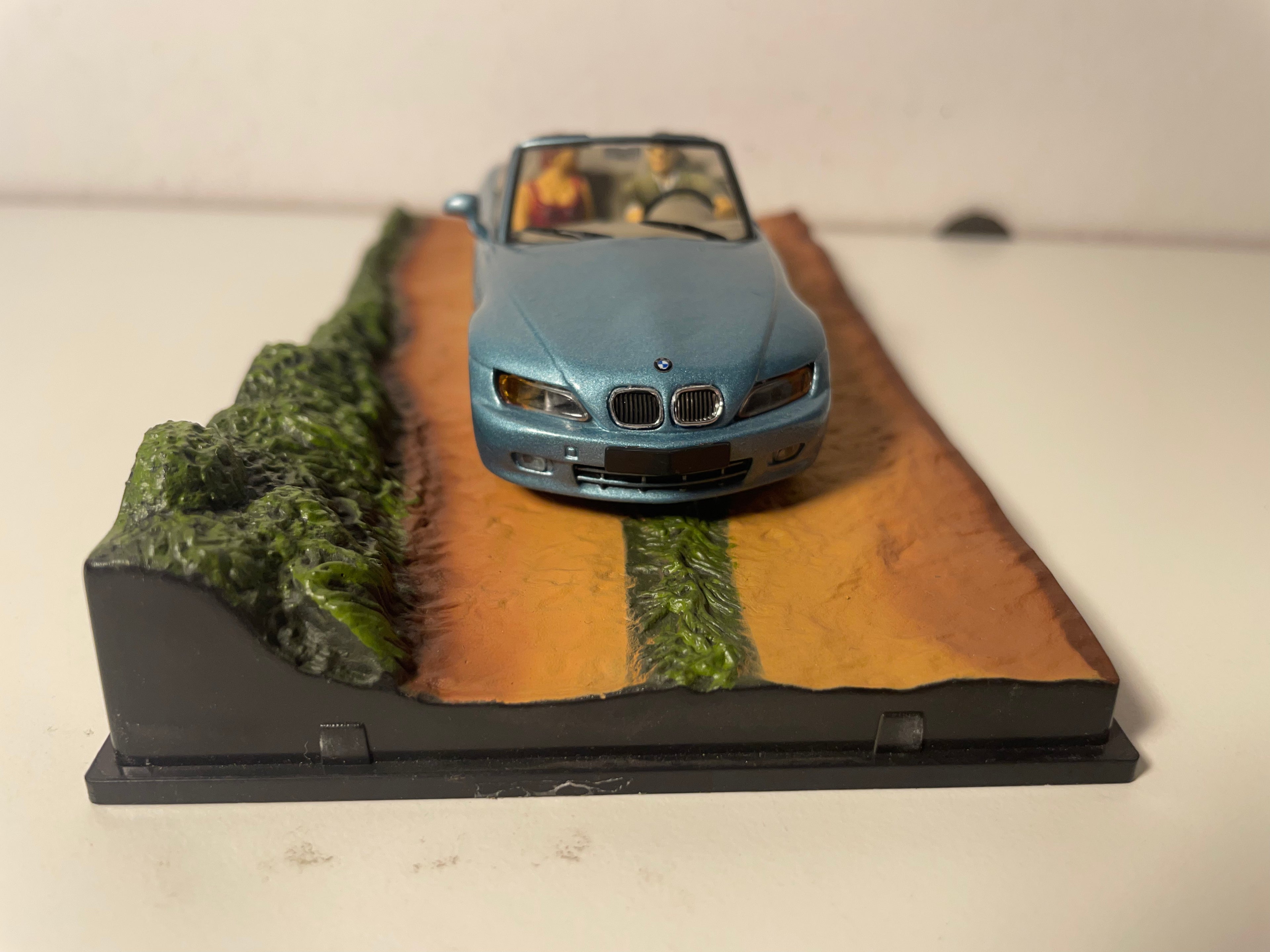 BMW Z3 bleue - JAMES BOND - GOLDENEYE - (manque un rétro)