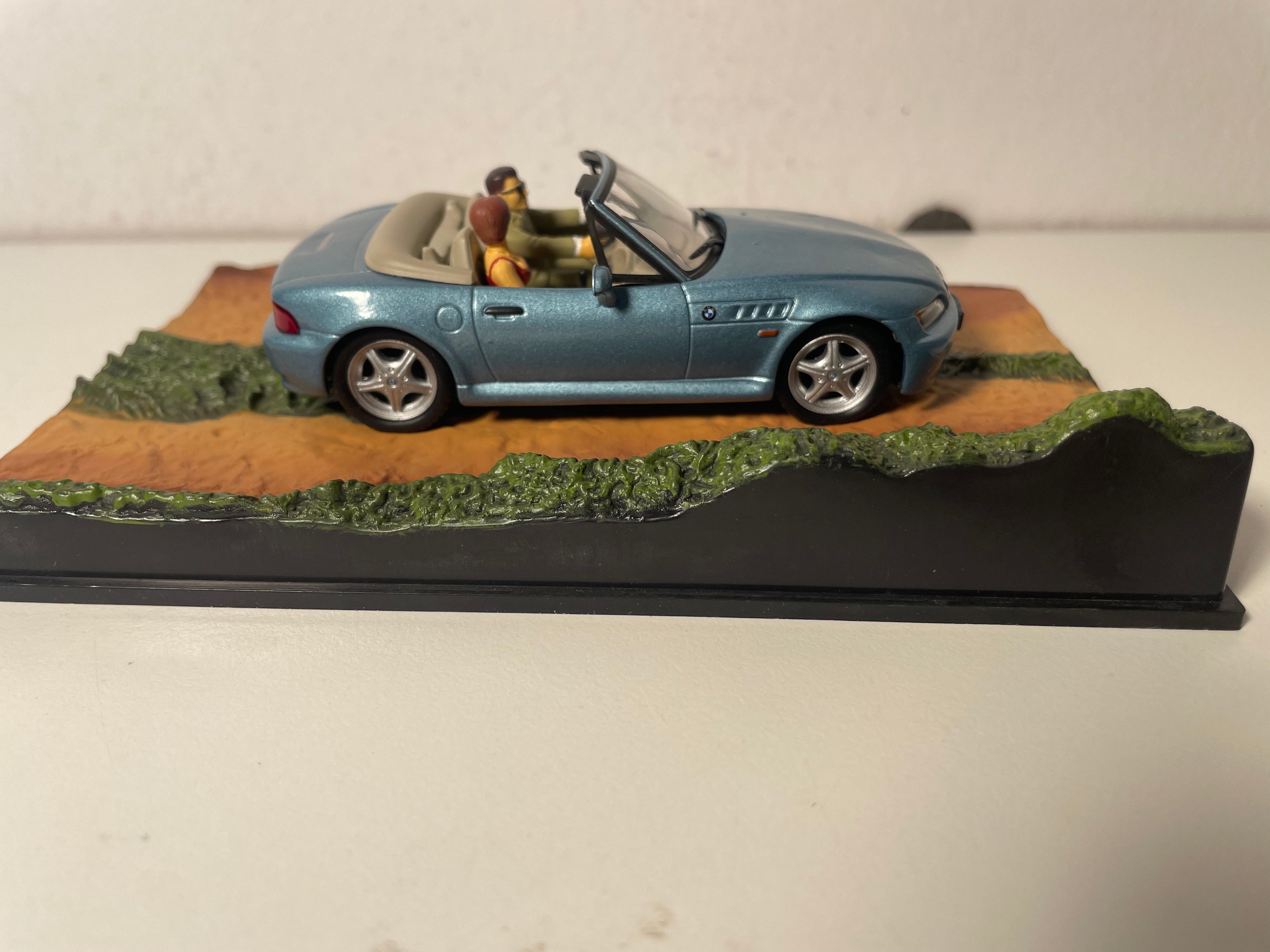 BMW Z3 bleue - JAMES BOND - GOLDENEYE - (manque un rétro)