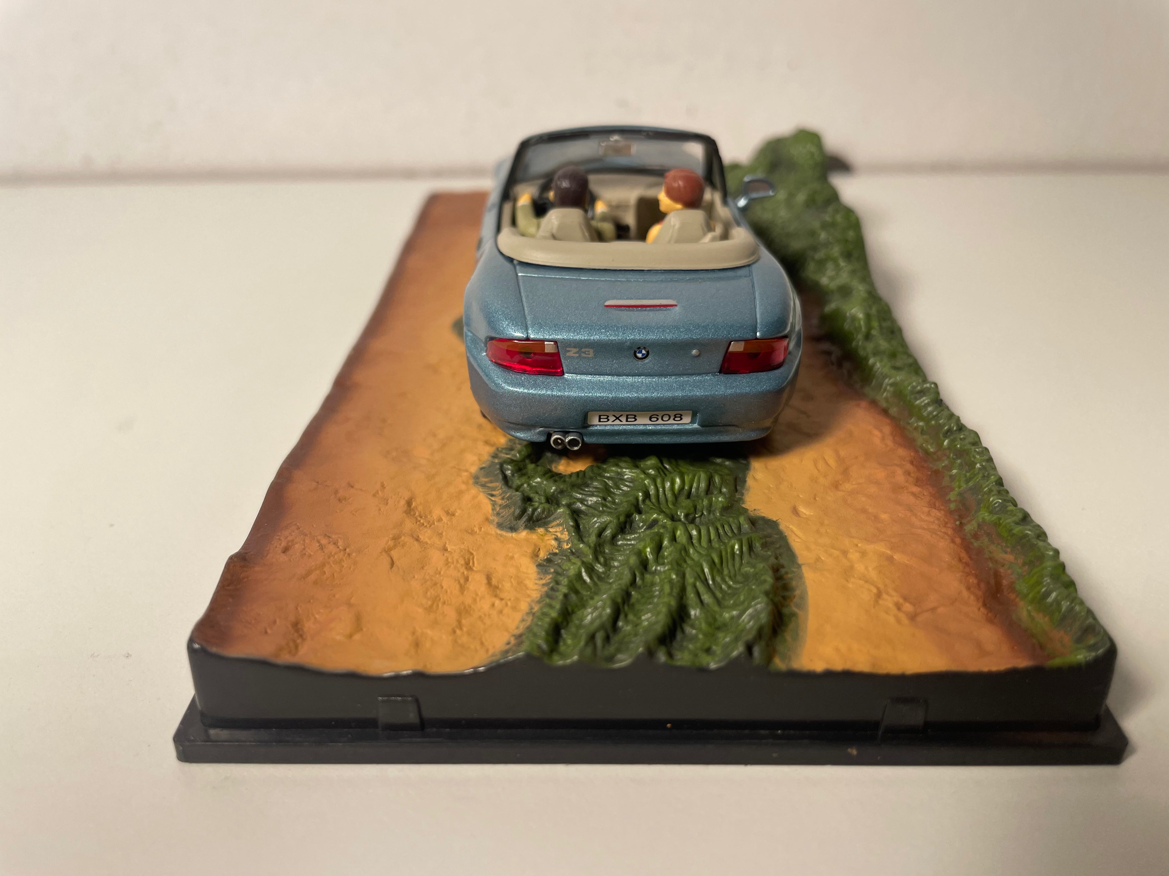 BMW Z3 bleue - JAMES BOND - GOLDENEYE - (manque un rétro)