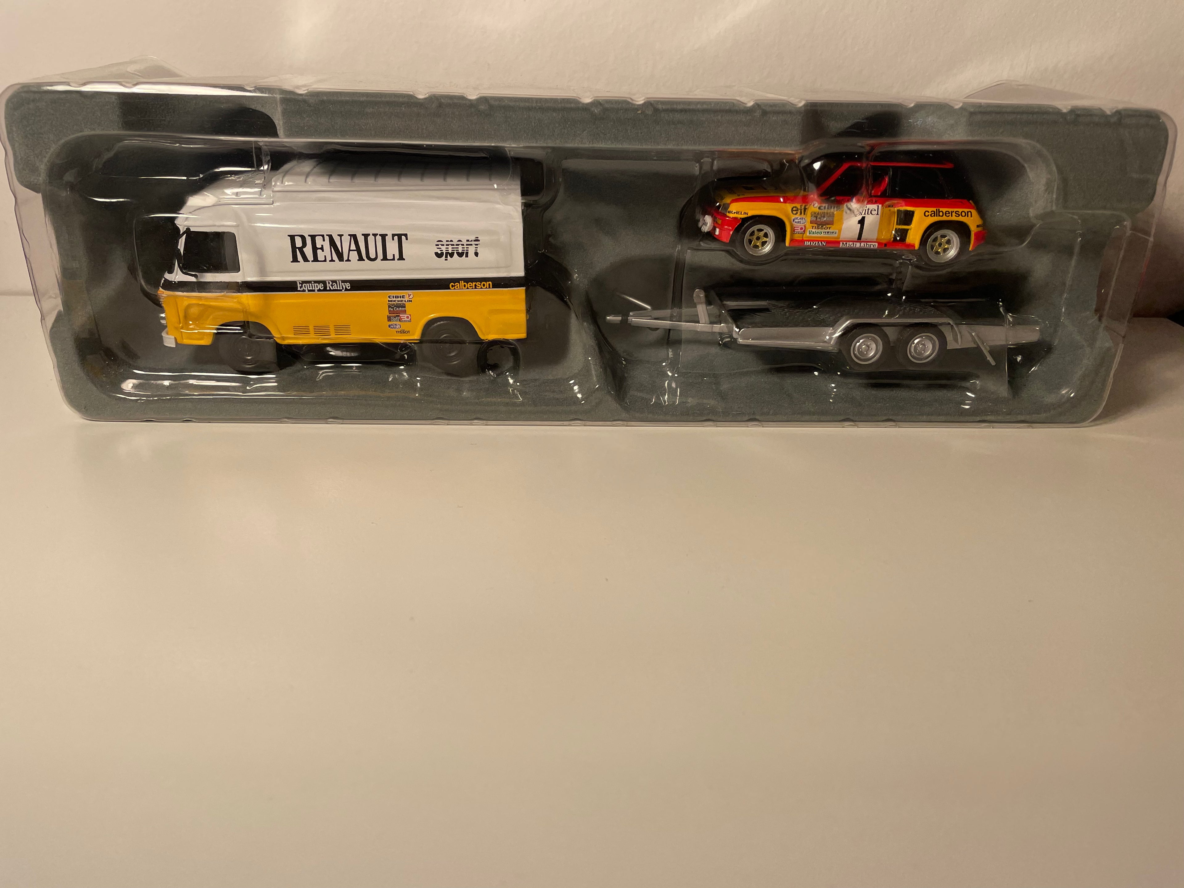 Coffret RENAULT SPORT com 1 caminhão Saviem amarelo e branco, 1 Renault 5 Turbo laranja, vermelho e preto, e 1 reboque - IXO