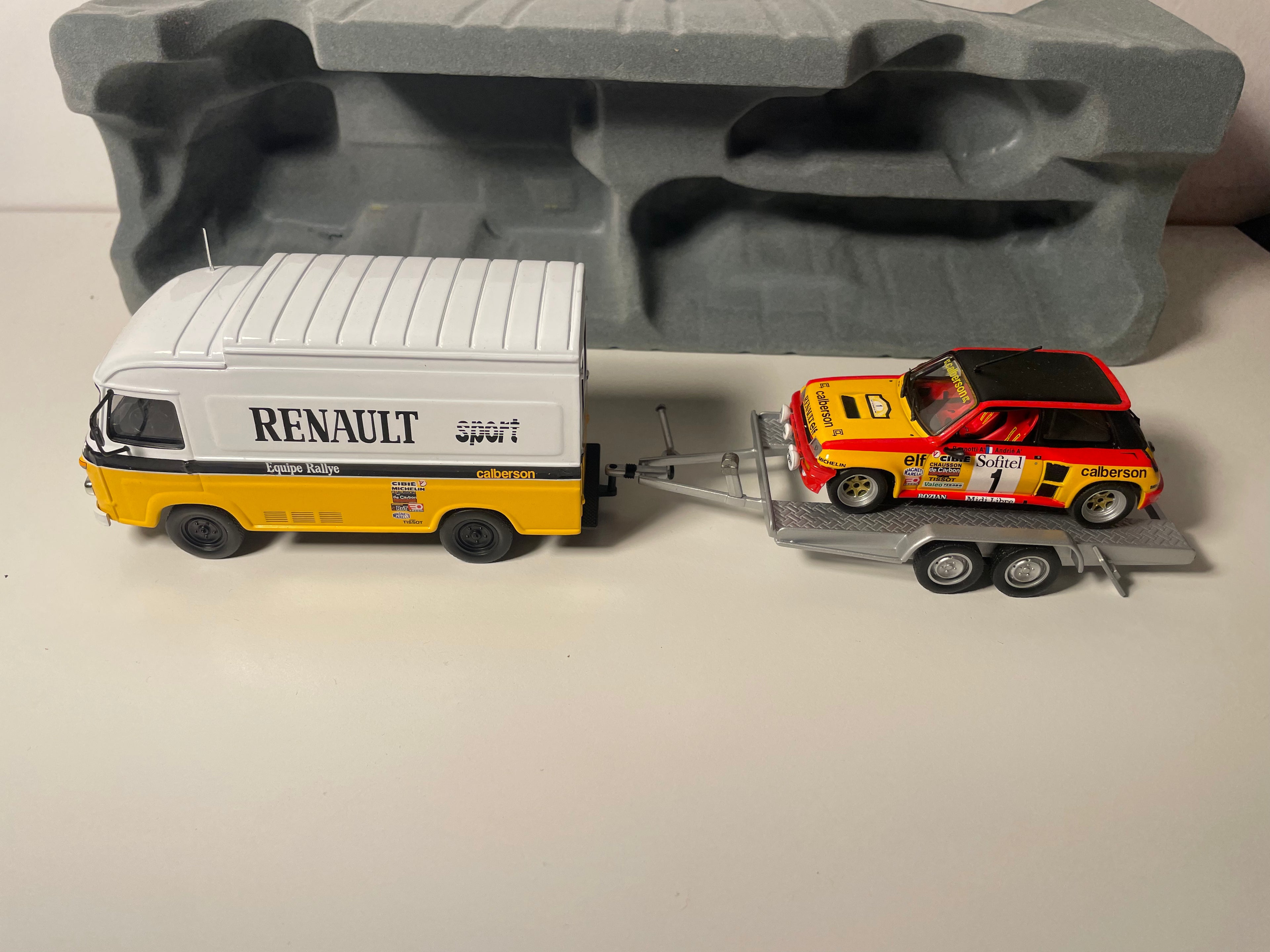 Coffret RENAULT SPORT com 1 caminhão Saviem amarelo e branco, 1 Renault 5 Turbo laranja, vermelho e preto, e 1 reboque - IXO
