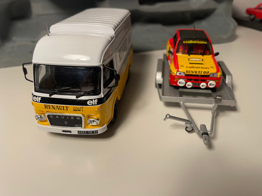 Coffret RENAULT SPORT com 1 caminhão Saviem amarelo e branco, 1 Renault 5 Turbo laranja, vermelho e preto, e 1 reboque - IXO