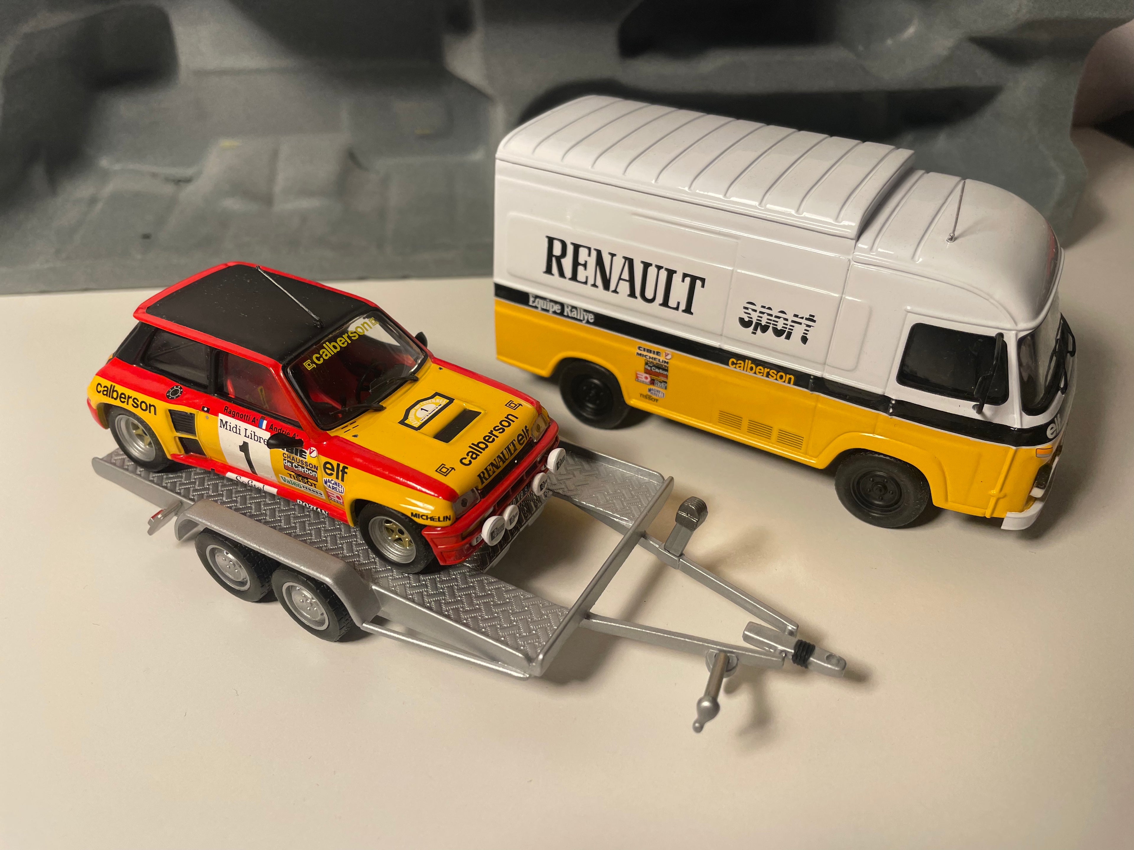 Coffret RENAULT SPORT com 1 caminhão Saviem amarelo e branco, 1 Renault 5 Turbo laranja, vermelho e preto, e 1 reboque - IXO