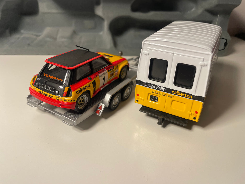 Coffret RENAULT SPORT com 1 caminhão Saviem amarelo e branco, 1 Renault 5 Turbo laranja, vermelho e preto, e 1 reboque - IXO