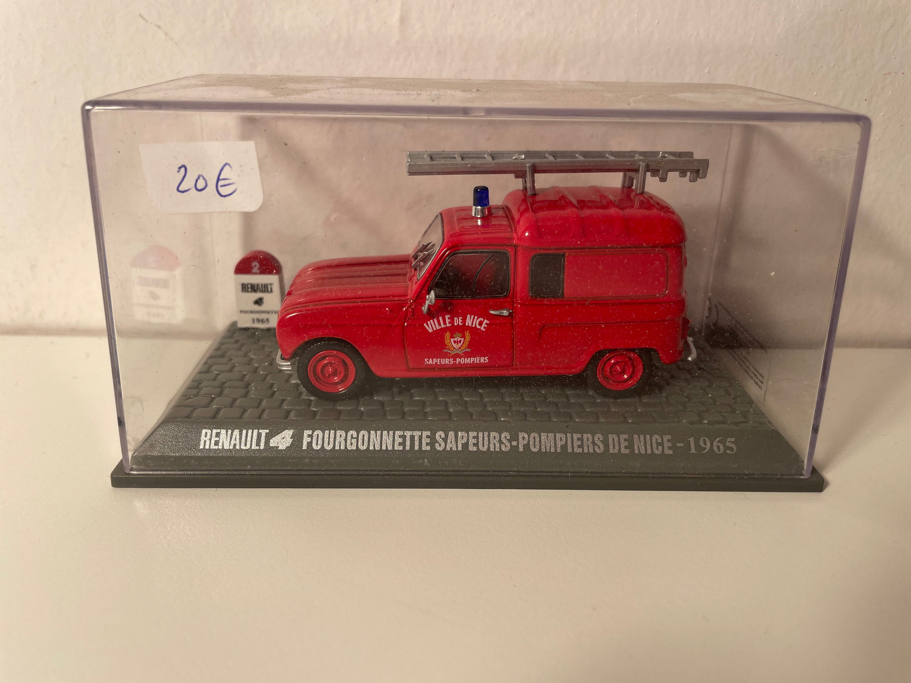 Renault 4 Fourgonnette czerwona z 1965 roku - Sapeurs-POMPIERS z Nice